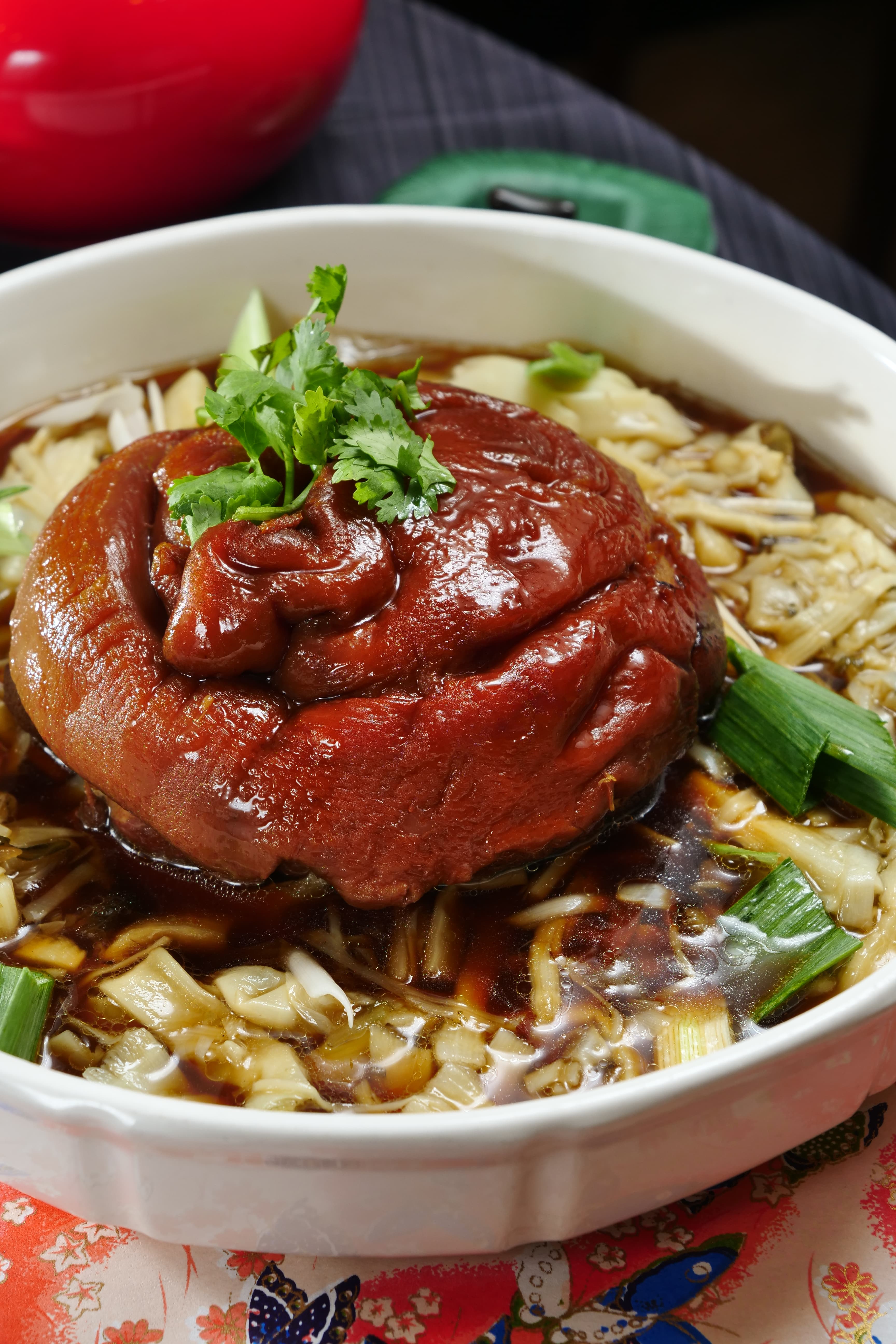 「客家蹄膀」豬皮口感軟Ｑ、肉質細嫩有味，醃菜的酸香，平衡了油膩。（350元／份）
