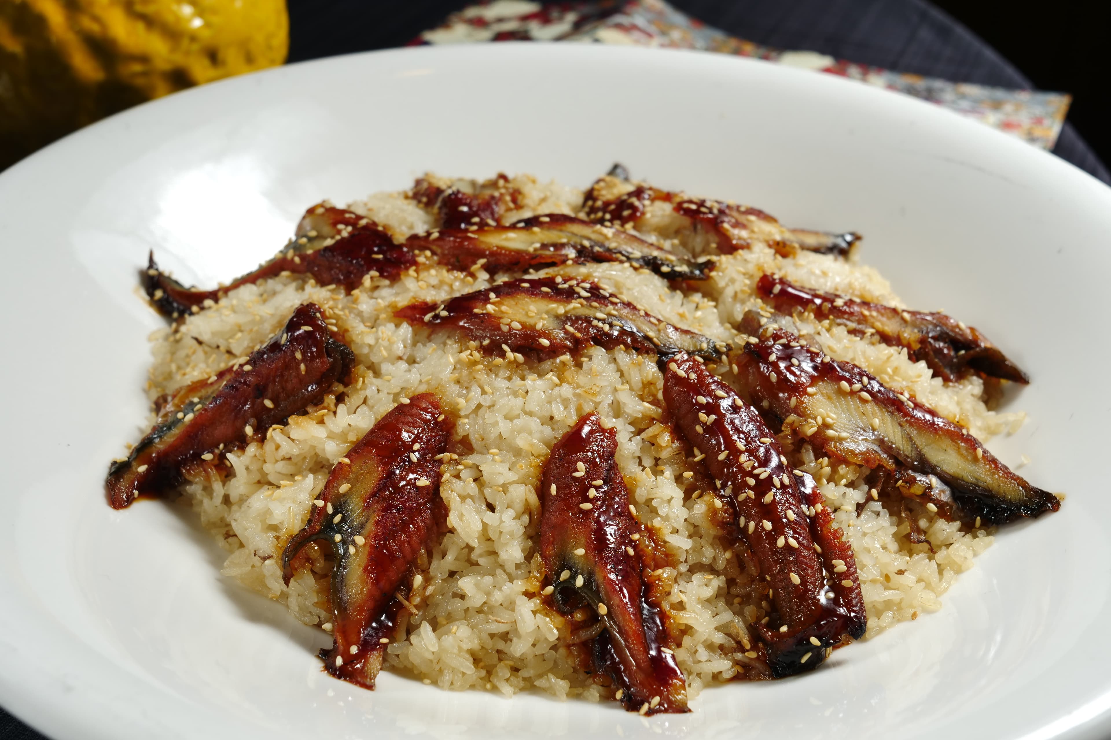 「鰻片米糕」的飯粒飽含麻油和鰻魚的香氣，越嚼越香。（680元／份）