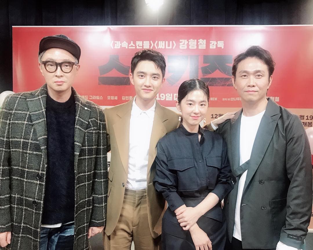 《搖擺男孩》姜炯哲導演（左一）稱讚都敬秀（左二）擁有像車太鉉一樣內化台詞的能力。（翻攝自朴慧秀IG）