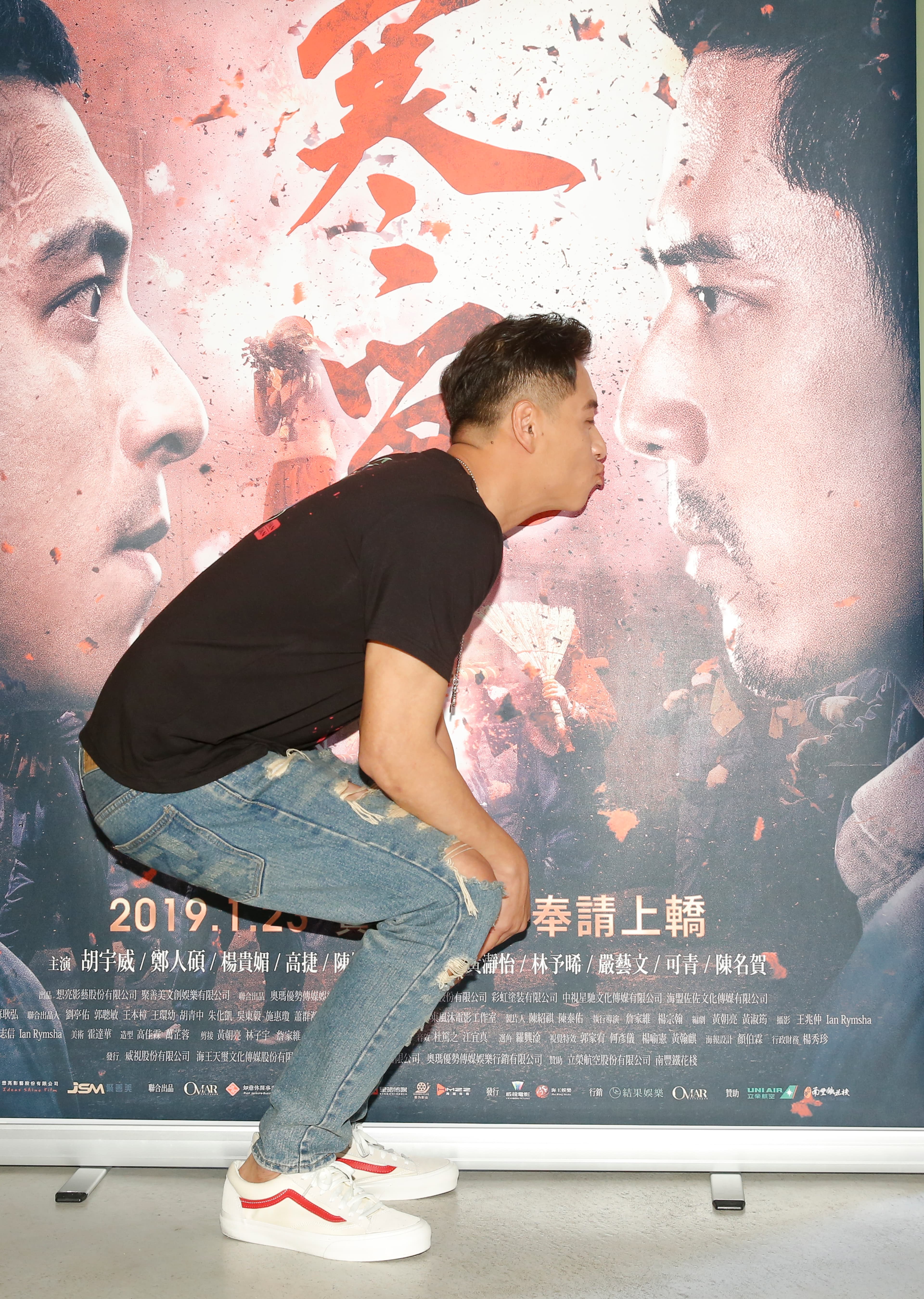 看似鄭人碩有備而來，不管拍照或訪問時情緒都很嗨。