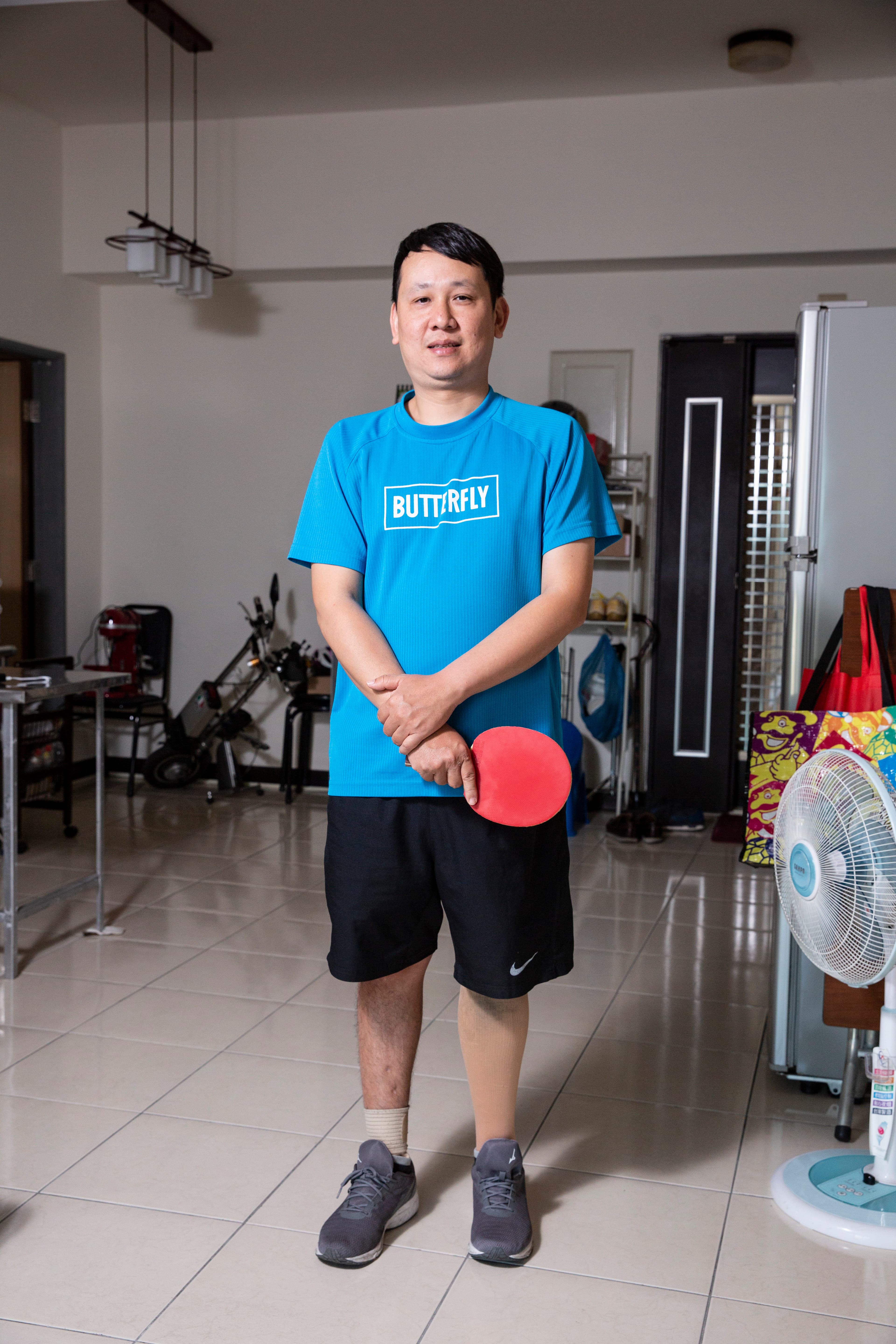 程銘志32歲時，因一場車禍失去左腿，連右腳也無法完全施力，無法便捷移動，於是改打輪椅桌球。