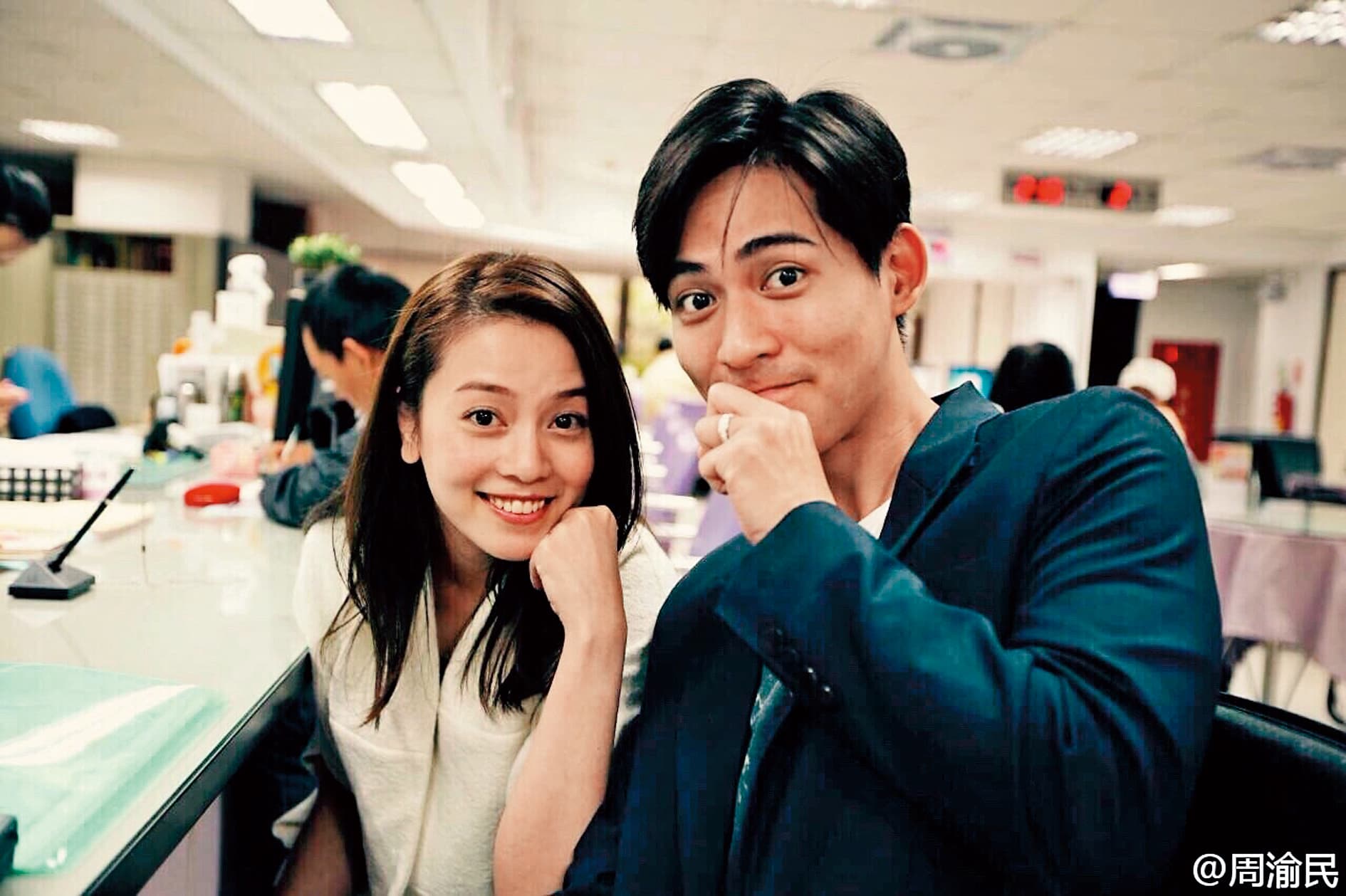 周渝民（右）2015年與小他6歲的女星喻虹淵（左）登記結婚，對家庭生活保持低調，喻虹淵也退出演藝圈專心相夫教女。（翻攝自周渝民微博）