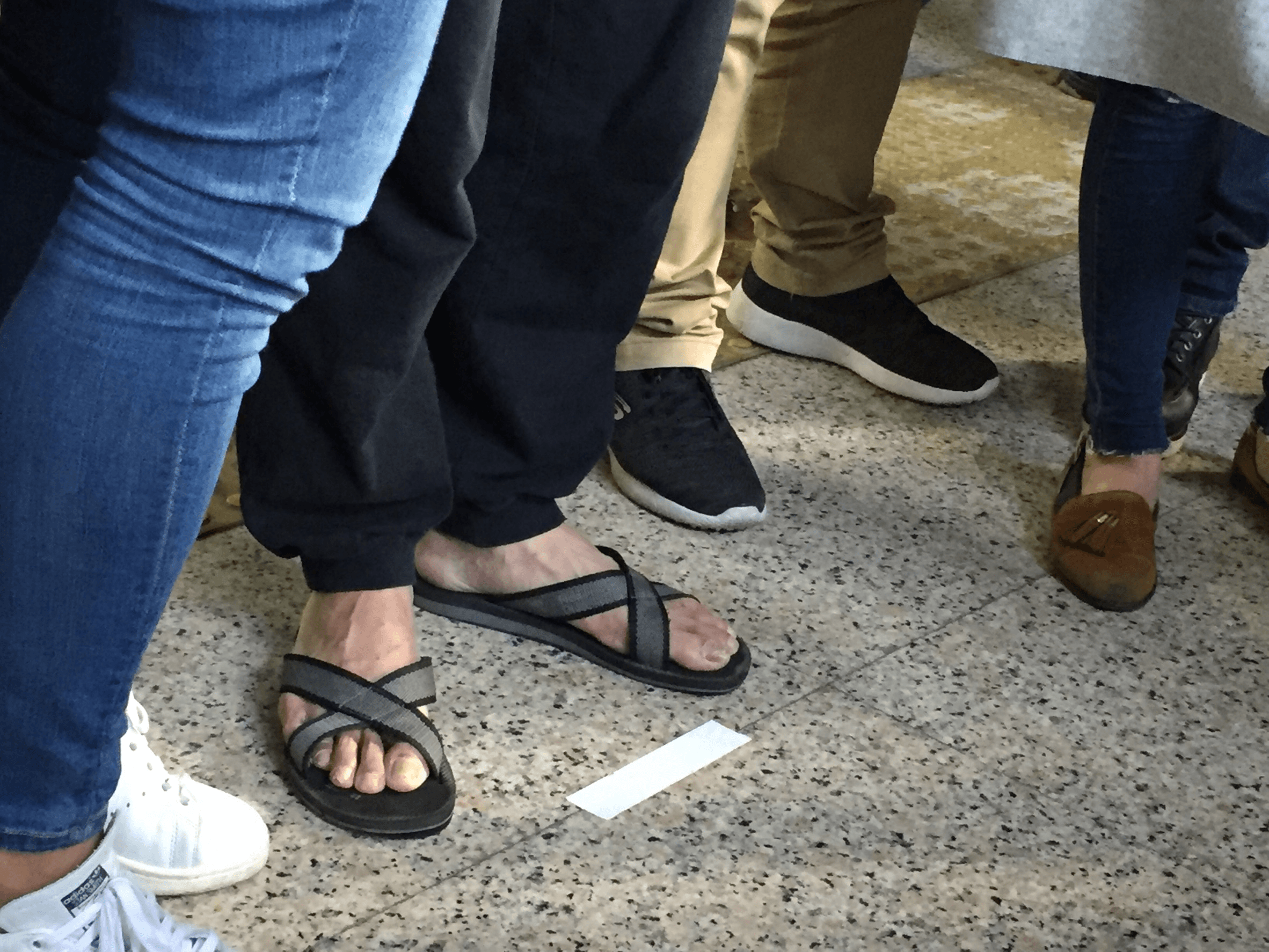 林男穿拖鞋、戴口罩，在警方保護下出面。
