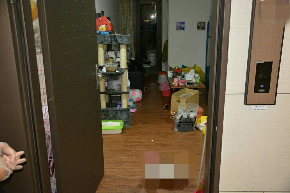 警方在女童家中找到水管和藤條還有竹子，懷疑就是凌虐女童的工具。（警方提供）
