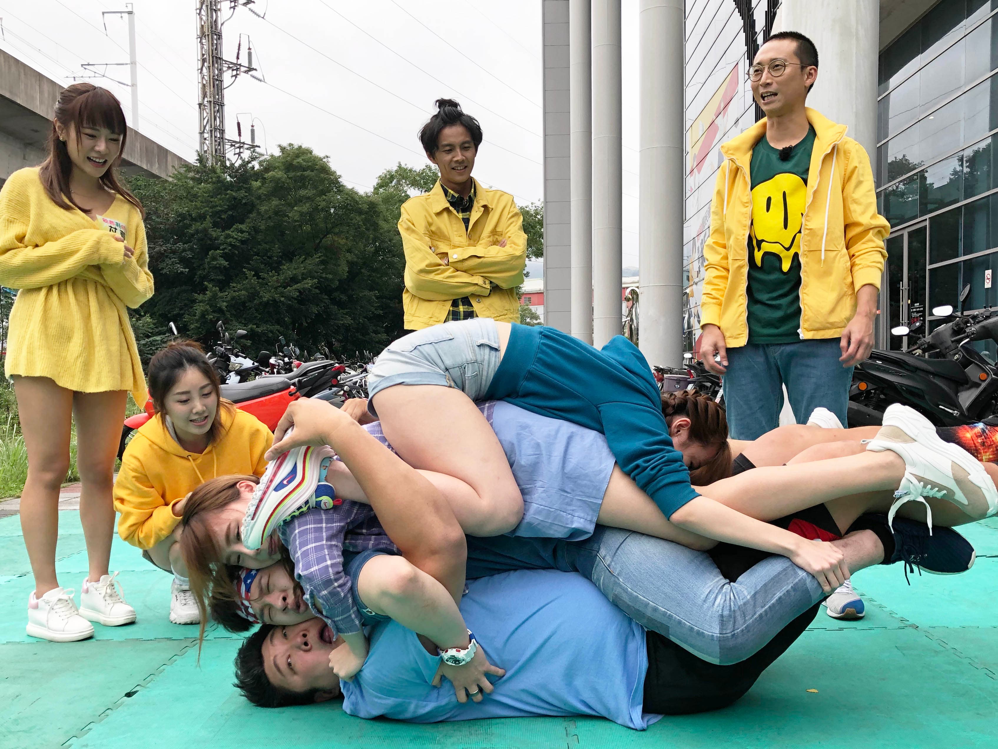 哈孝遠（下）跟楊昇達（中）緊黏在一起來個男男貼臉秀。（民視提供）