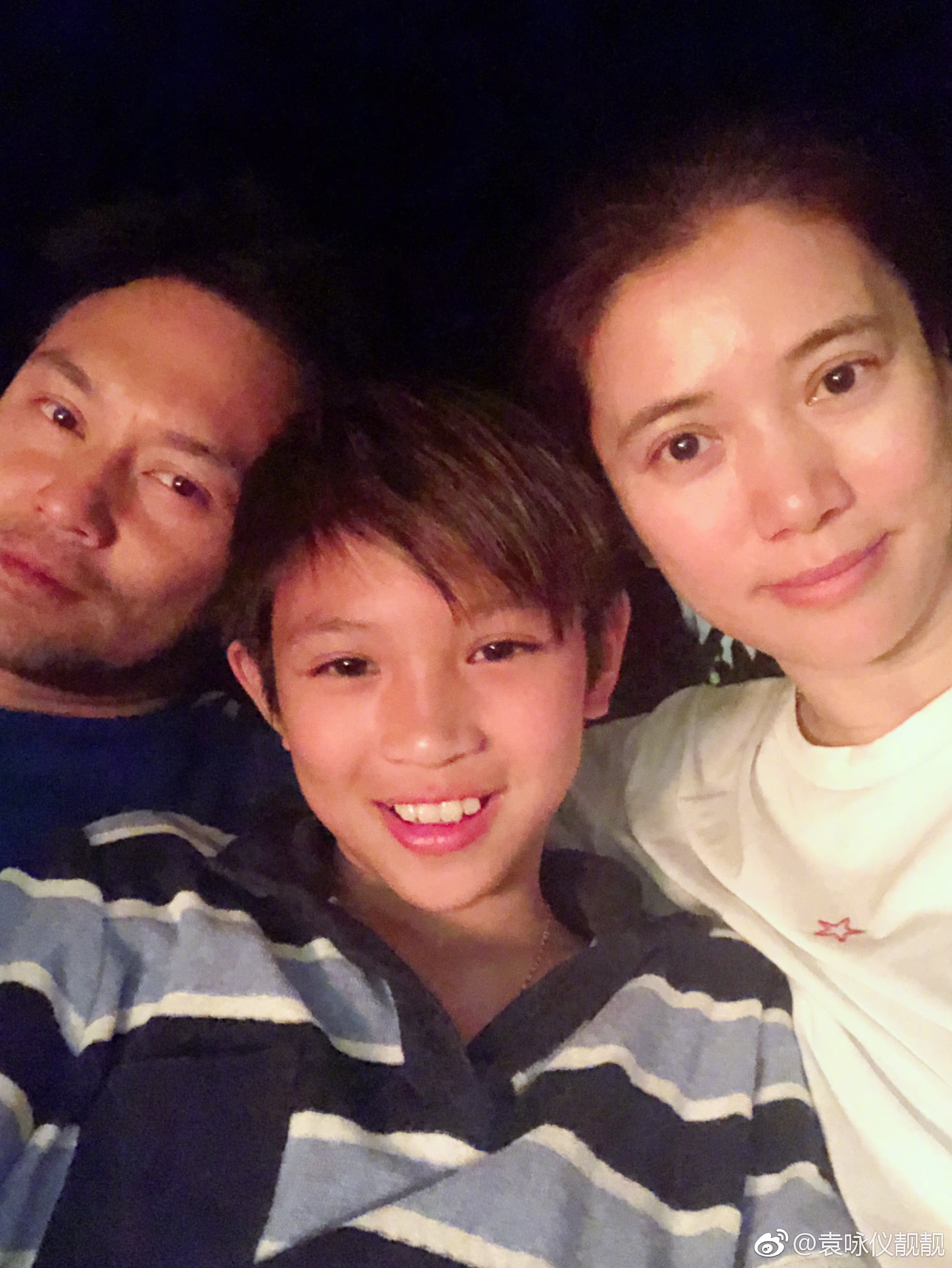 袁詠儀不時會在微博曬一家三口合照,兒子「魔童」已12歲,樣子清秀可愛。(翻攝自袁詠儀微博)