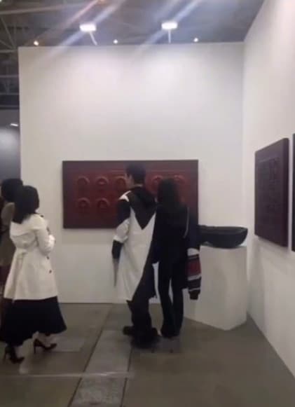 兩人手從館外牽到館內，可見向佐和郭碧婷感情不錯。（翻攝新浪娛樂）