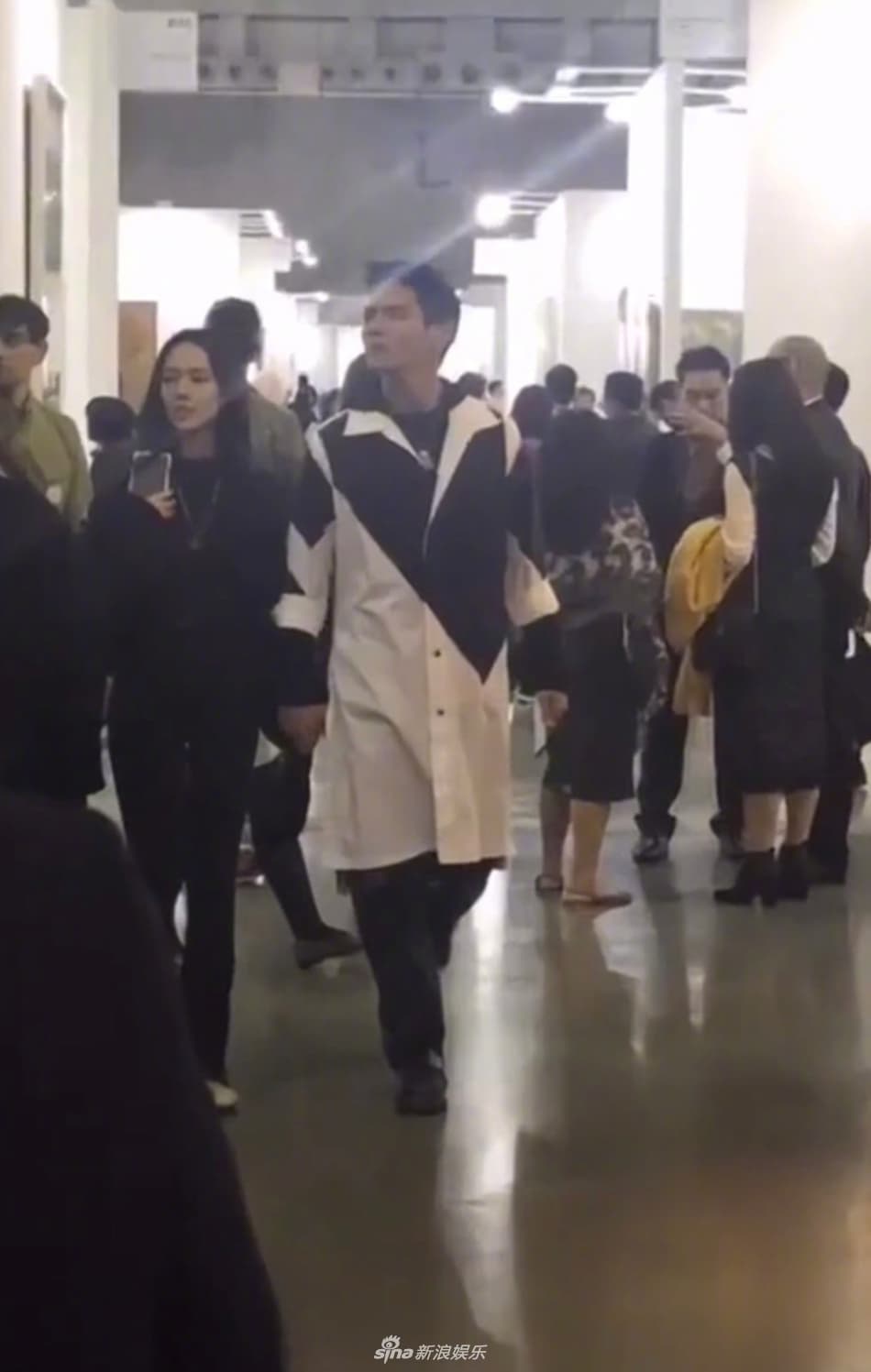 向佐和郭碧婷手牽手逛展，戀情疑似曝光。（翻攝新浪娛樂）