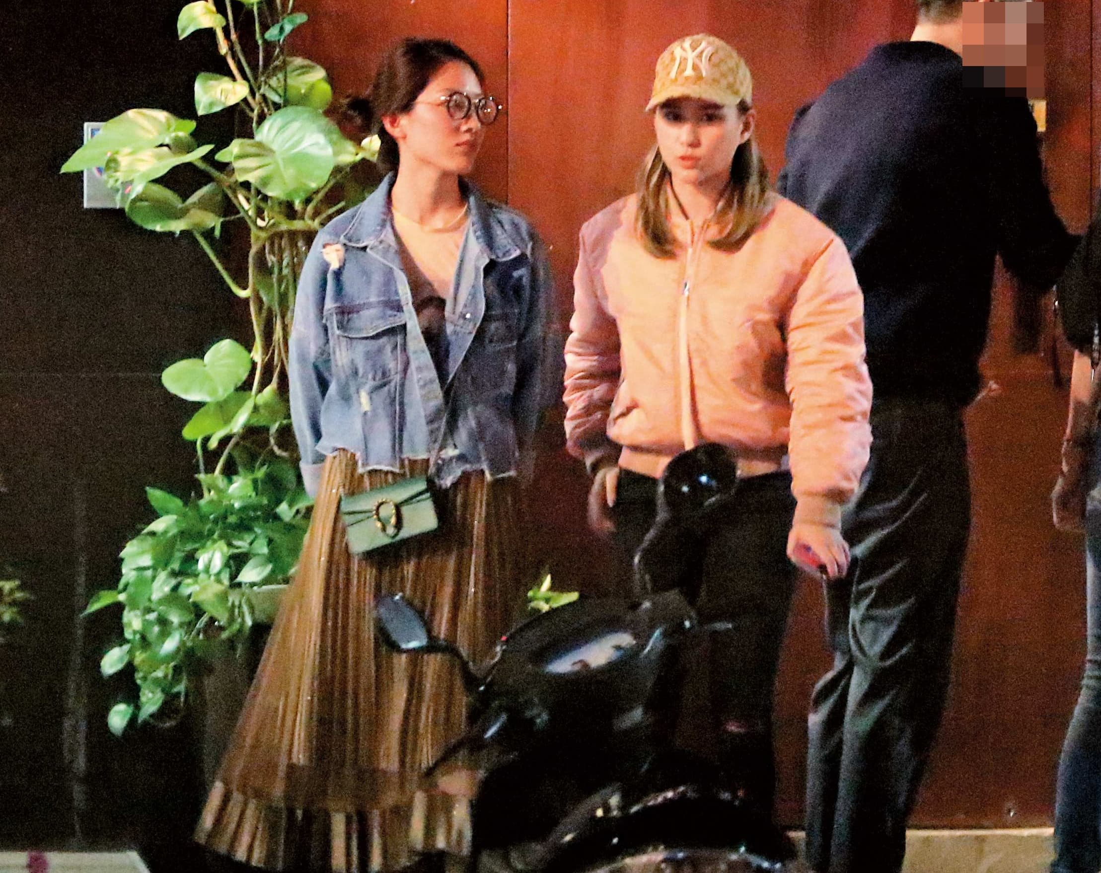 1/20 00：23，王大陸的深夜酒吧聚會星光閃閃，連吳克群前女友、賭王何鴻燊的愛女何超蓮（右）也在其中。