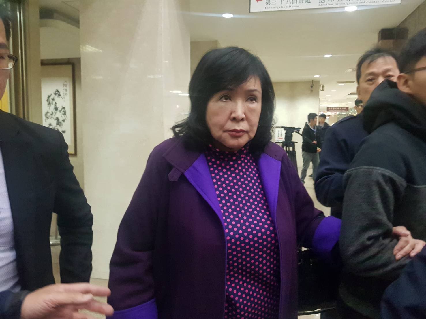 檢察官認為鄭惠中疑涉傷害、妨害名譽、妨害公務等罪嫌。