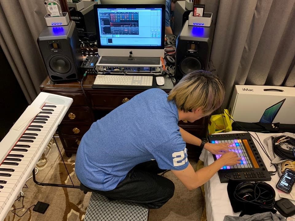 佛跳牆吉他手黄宣銘的創作房內設備齊全，還自備電音常用的控制盤，為編曲做節奏。 （翻攝自MÜST臉書）