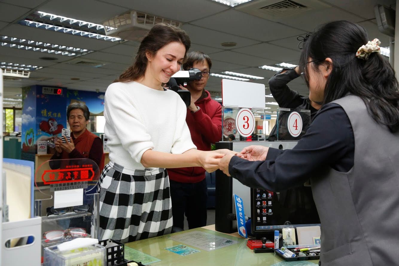 瑞莎跟戶政事務所人員取得身分證件時心情澎湃。
