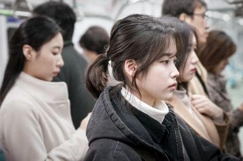 韓劇《我的大叔》中，女主角IU承受的生活壓力，讓她窮到有些卑鄙。