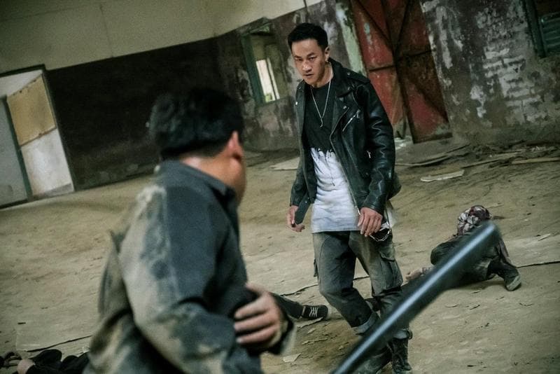 何潤東（右）編劇、導演、演出並出資拍攝的《翻牆的記憶》，讓他得到金鐘獎最佳導演獎。（TVBS提供）
