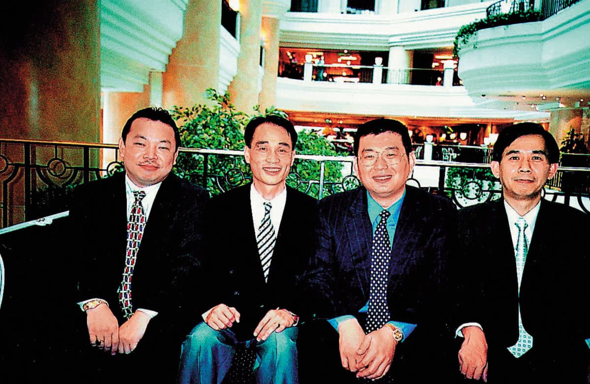 興富發在1999年時以宏巨建設名義上市，20年後集團市值已翻了300倍，右2為鄭欽天。（聯合知識庫）