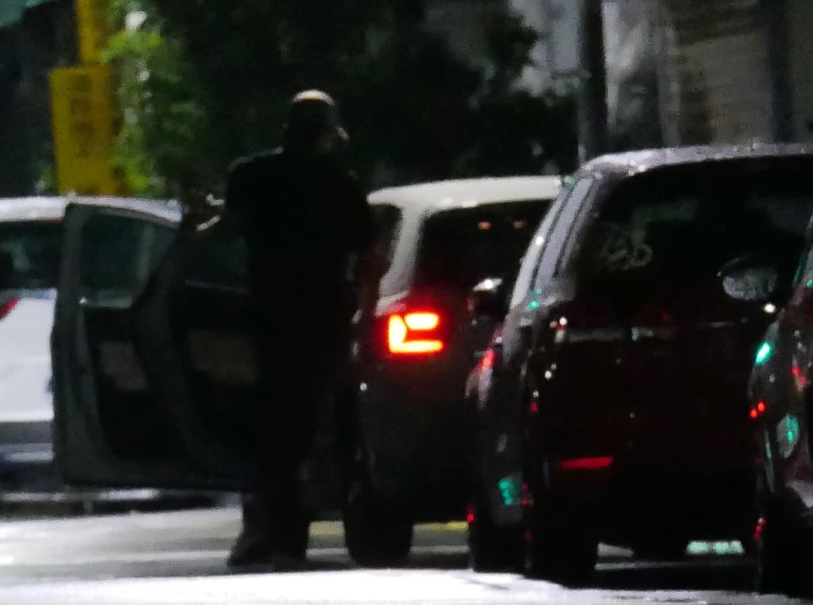一行人步行到巷弄內取車，風田還特意從後座上車。