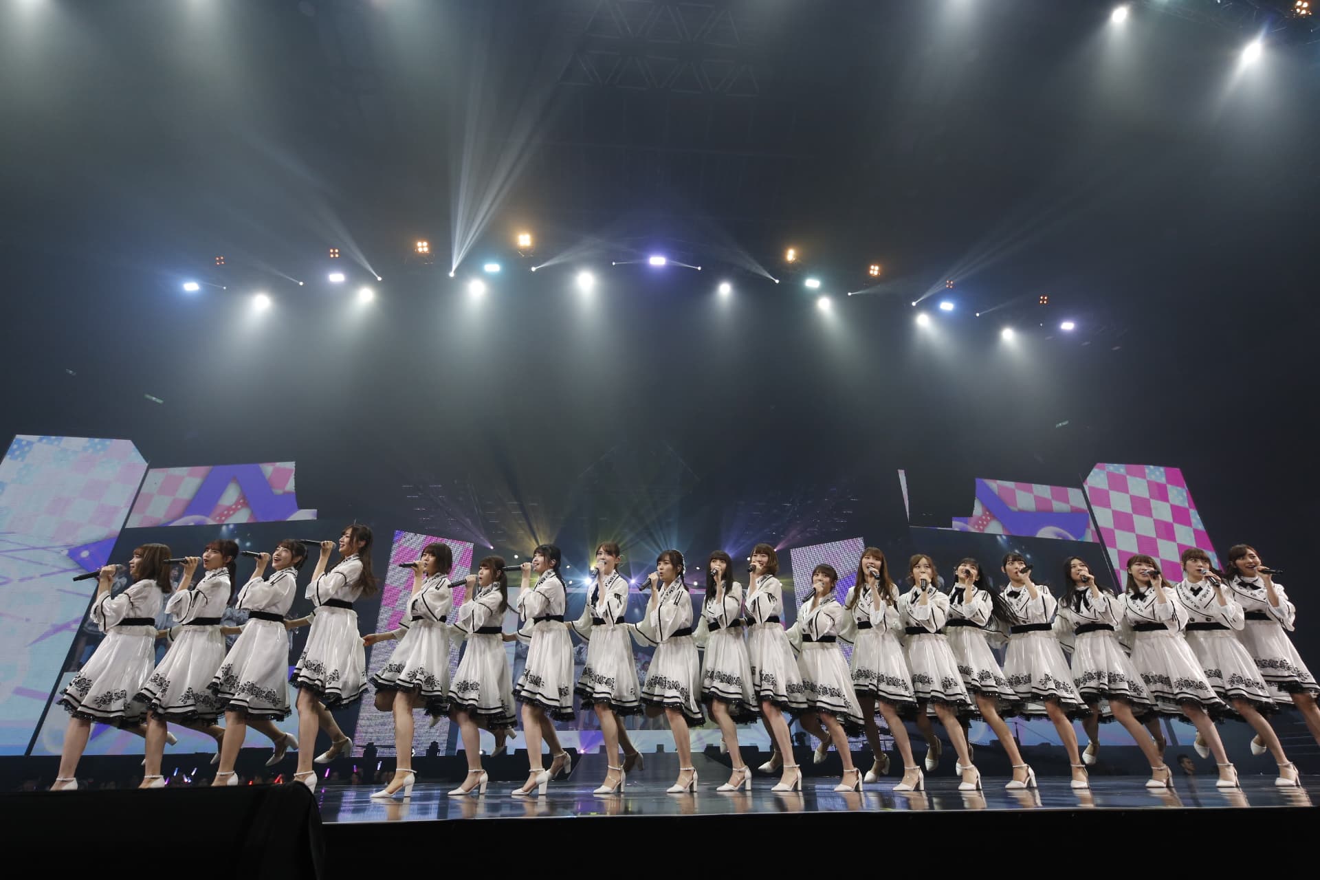 乃木坂46的20名成員一字排開，不知道該看誰好啊。（好玩國際文化提供）