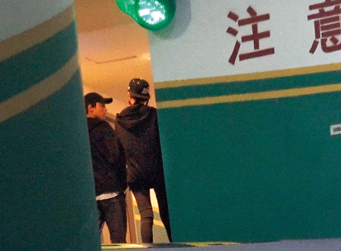 之前本刊就曾接到爆料，郭雪芙也會開車到宮以騰家，而且車子就停在男生的車位上。郭雪芙與宮以騰邊走邊聊進男生家，待了好幾小時才離開。
