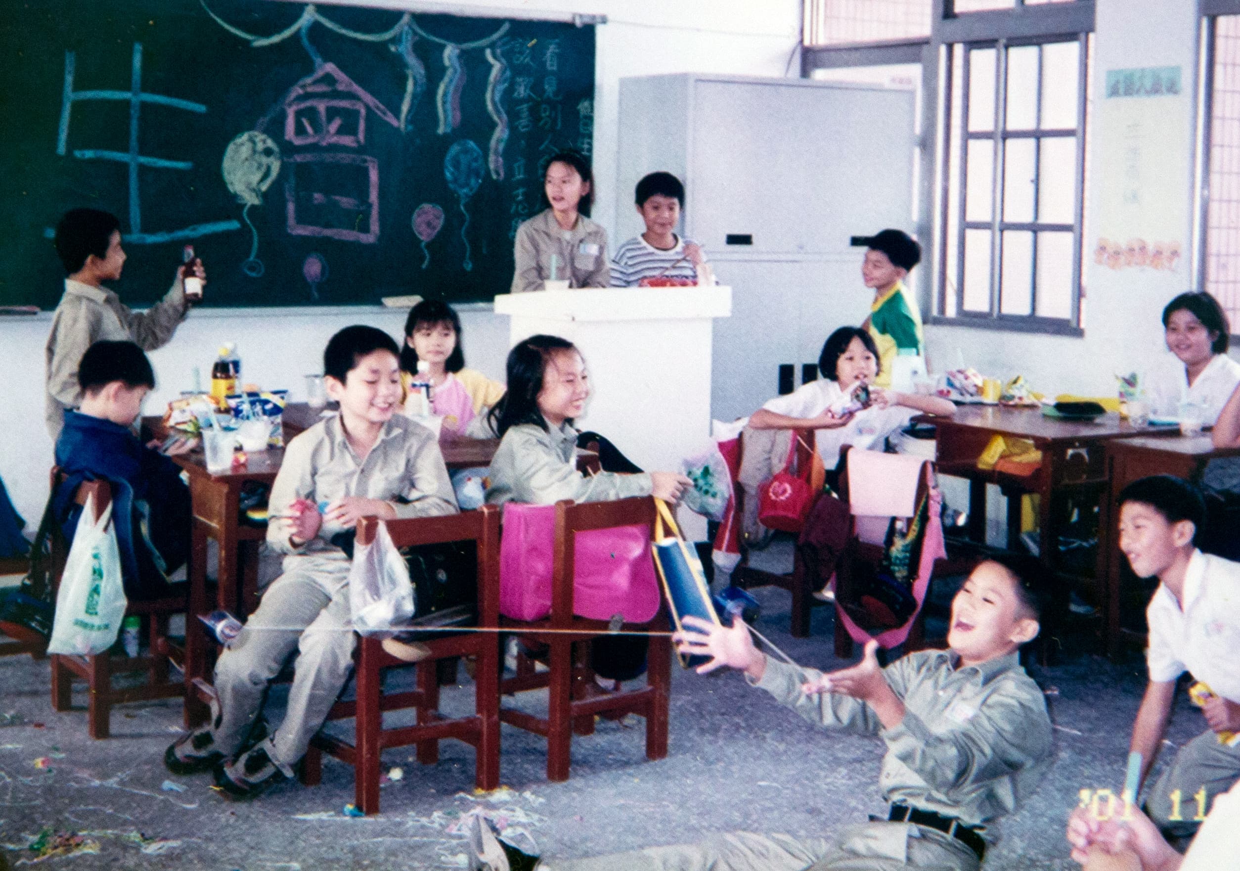 楊元慶回母校演講時，小學老師把這張他當時在班上表演的照片交給他，他看到照片中的自己，十分激動。（楊元慶提供）