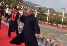 惠嚴法師不斷旋轉灑水。（翻攝自惠嚴法師臉書）
