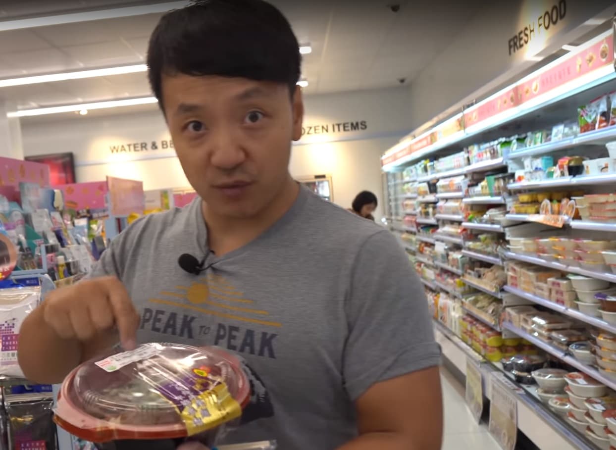 Mike表示他心目中第一名是牛肉麵和包子。（翻攝自Strictly Dumpling頻道）