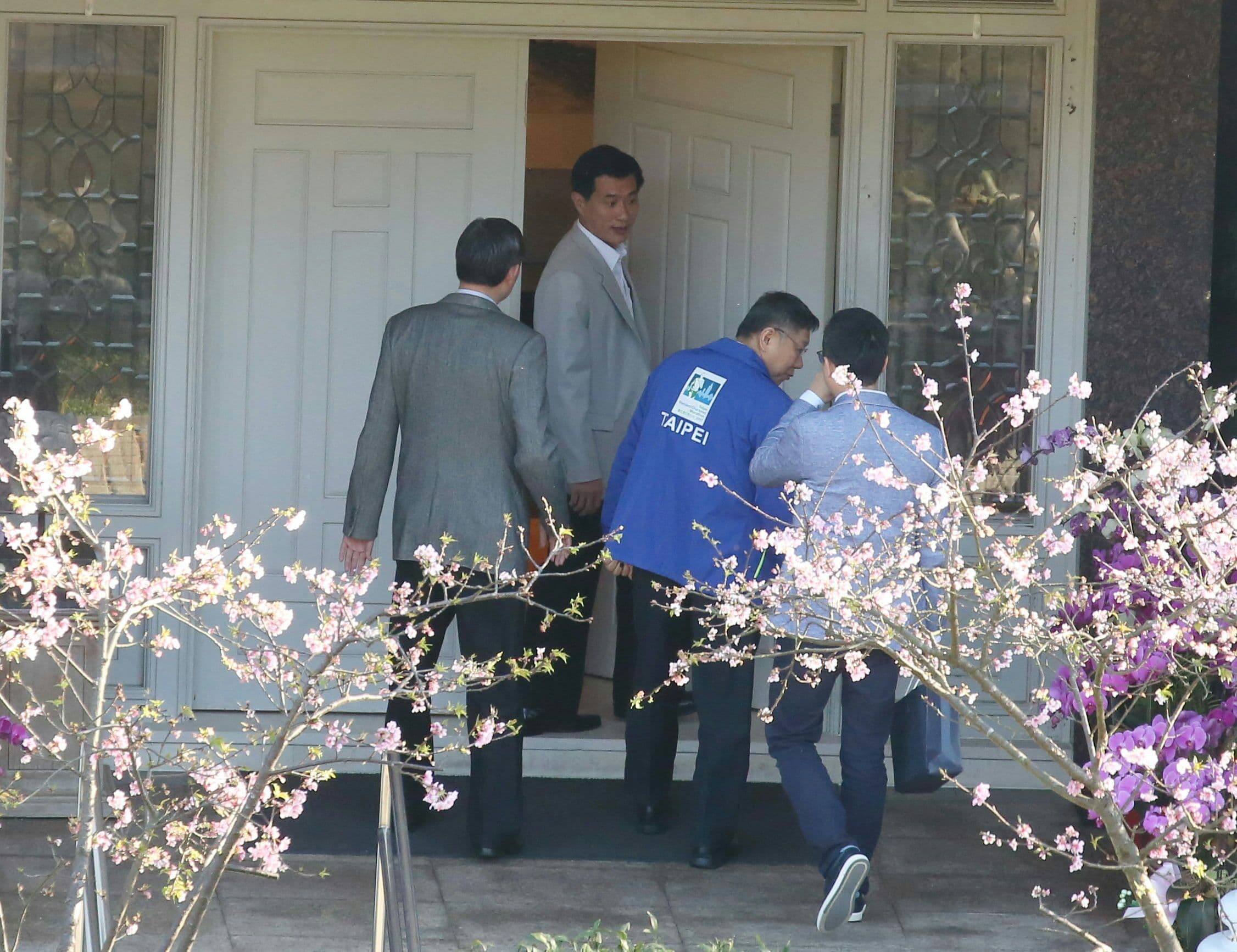 台北市長柯文哲（右2藍外套者）下午抵達翠山莊拜會前總統李登輝。
