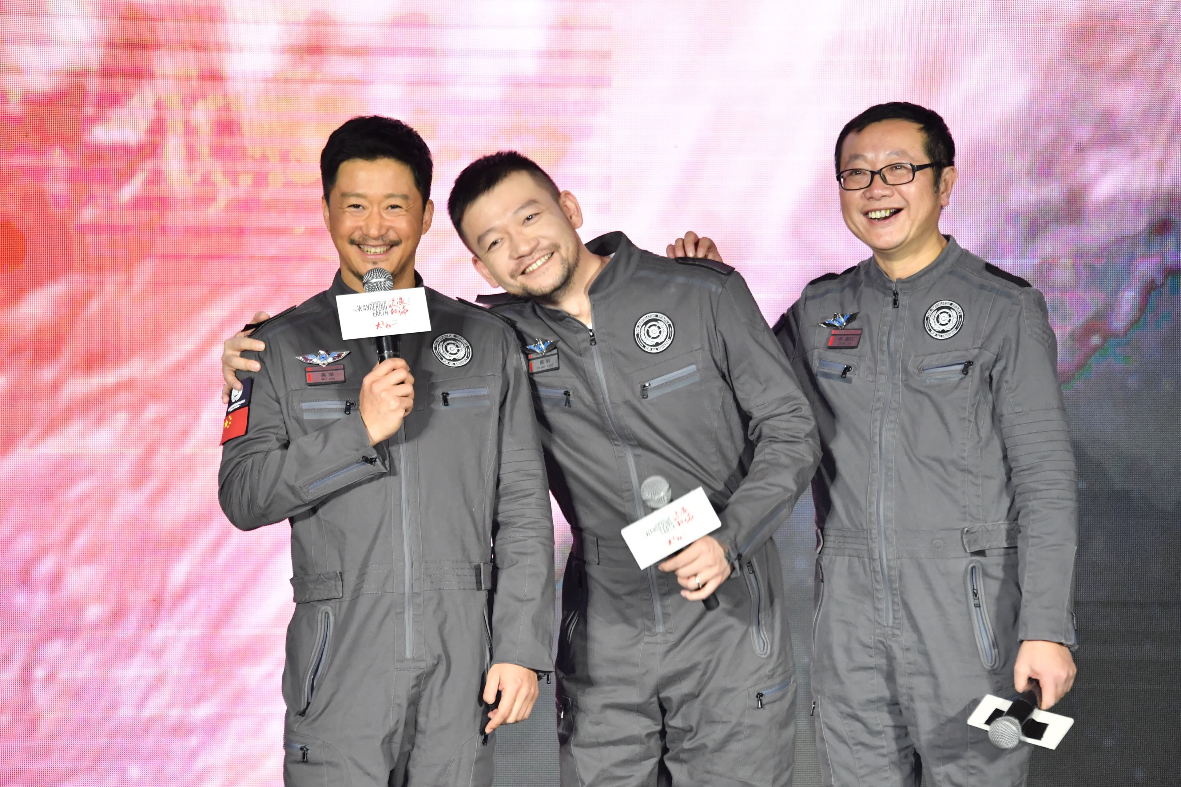 《流浪地球》首映記者會，左起演員吳京、導演郭帆、原著劉慈欣。（東方IC）