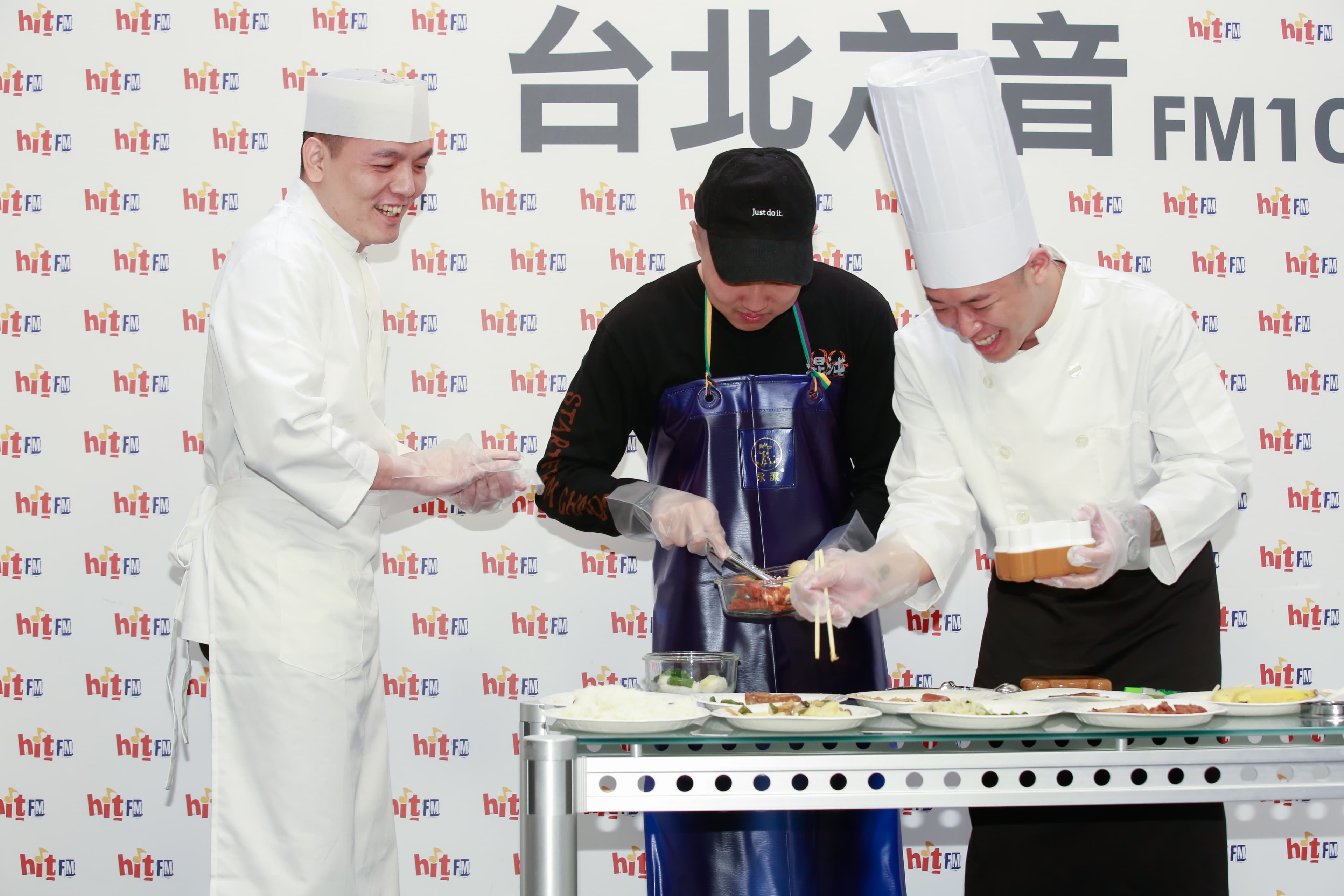 玖壹壹三人在記者會上，化身廚師製作「男朋友便當」。