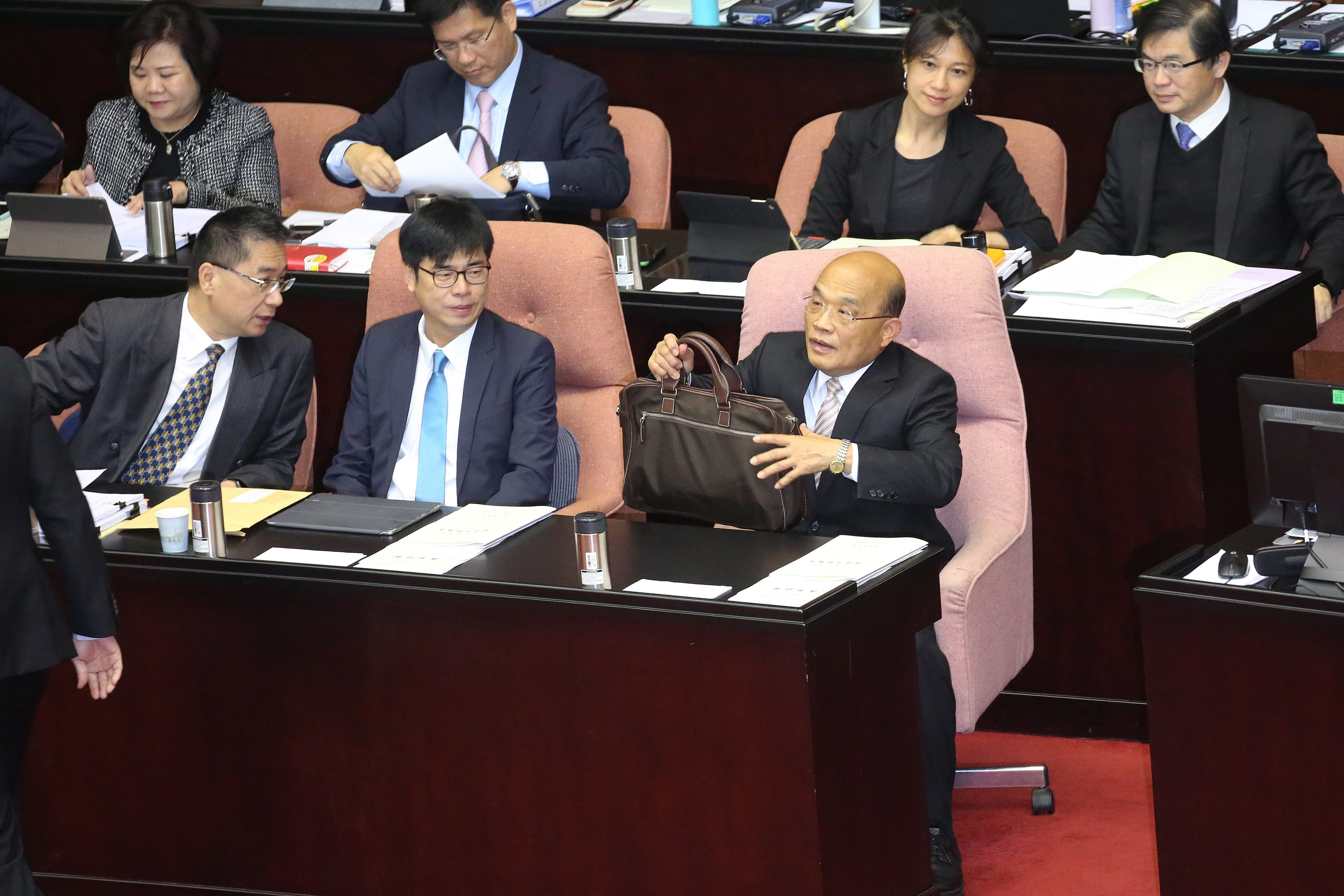 行政院長蘇貞昌暌違13年重返立法院議場閣揆座位。