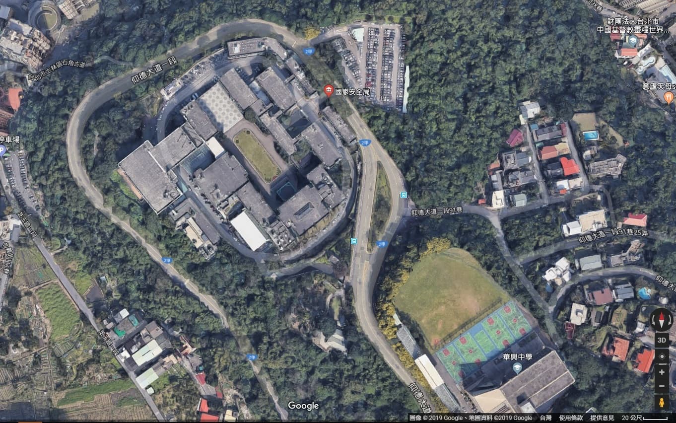 位在士林區仰德大道上的國安局,在3D地圖上可清楚看見建築設施。(圖擷自Google地圖)