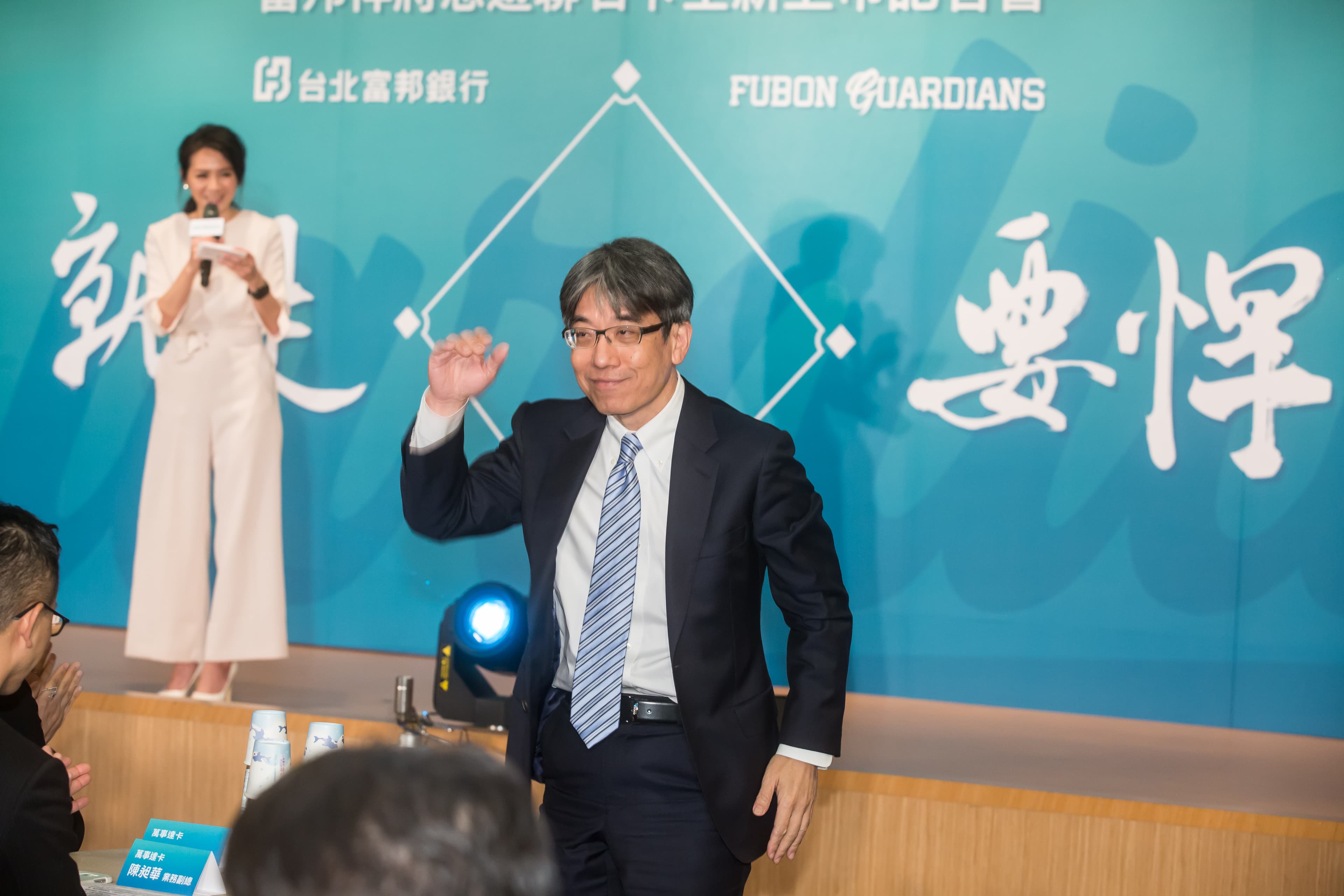 LINE Bank黃以孟在申請純網銀執照遞件時搶到頭香。