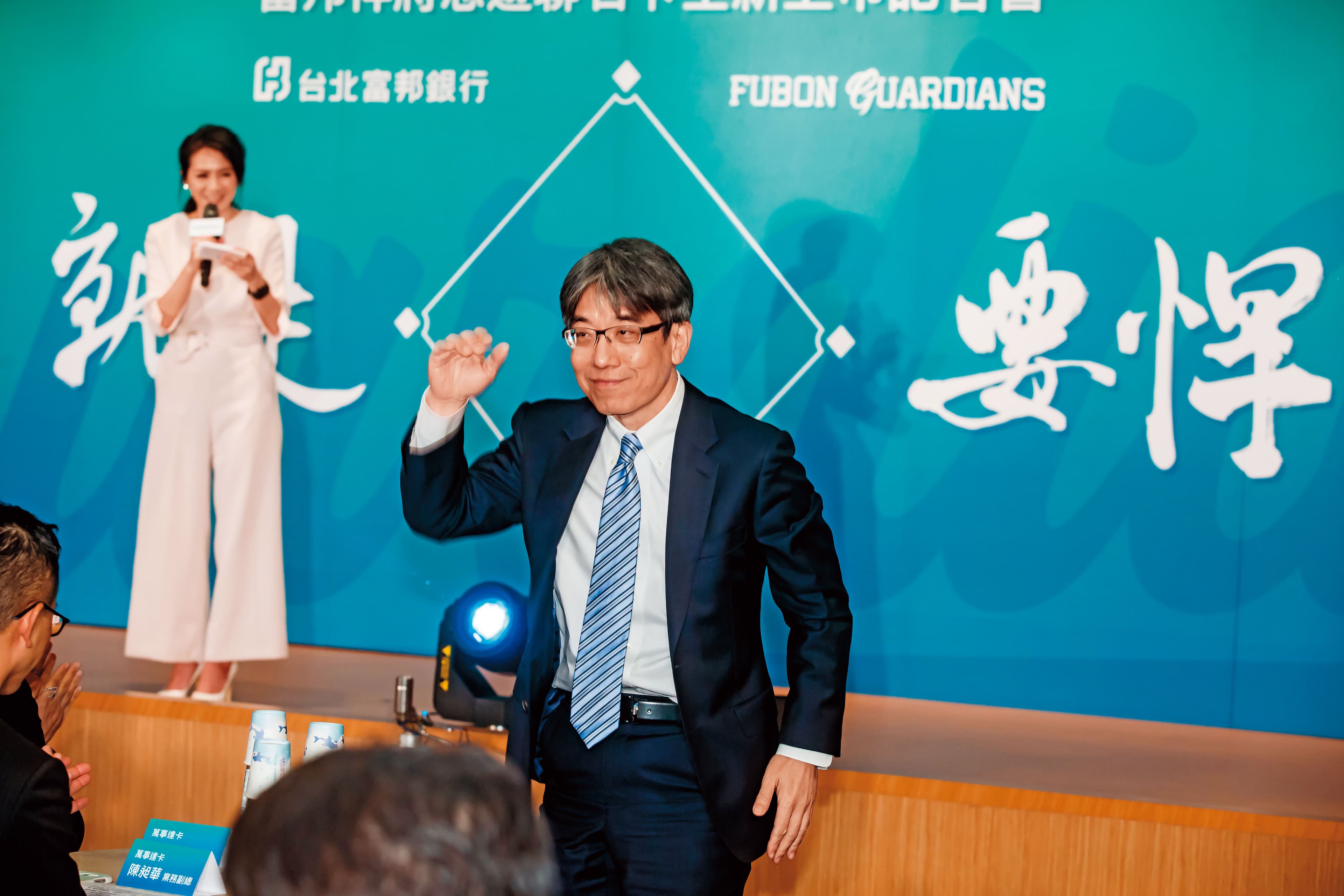 黃以孟（右）原先在北富銀負責數位金融業務，後來被蔡家兄弟指派，轉任LINE Bank籌備處執行長。