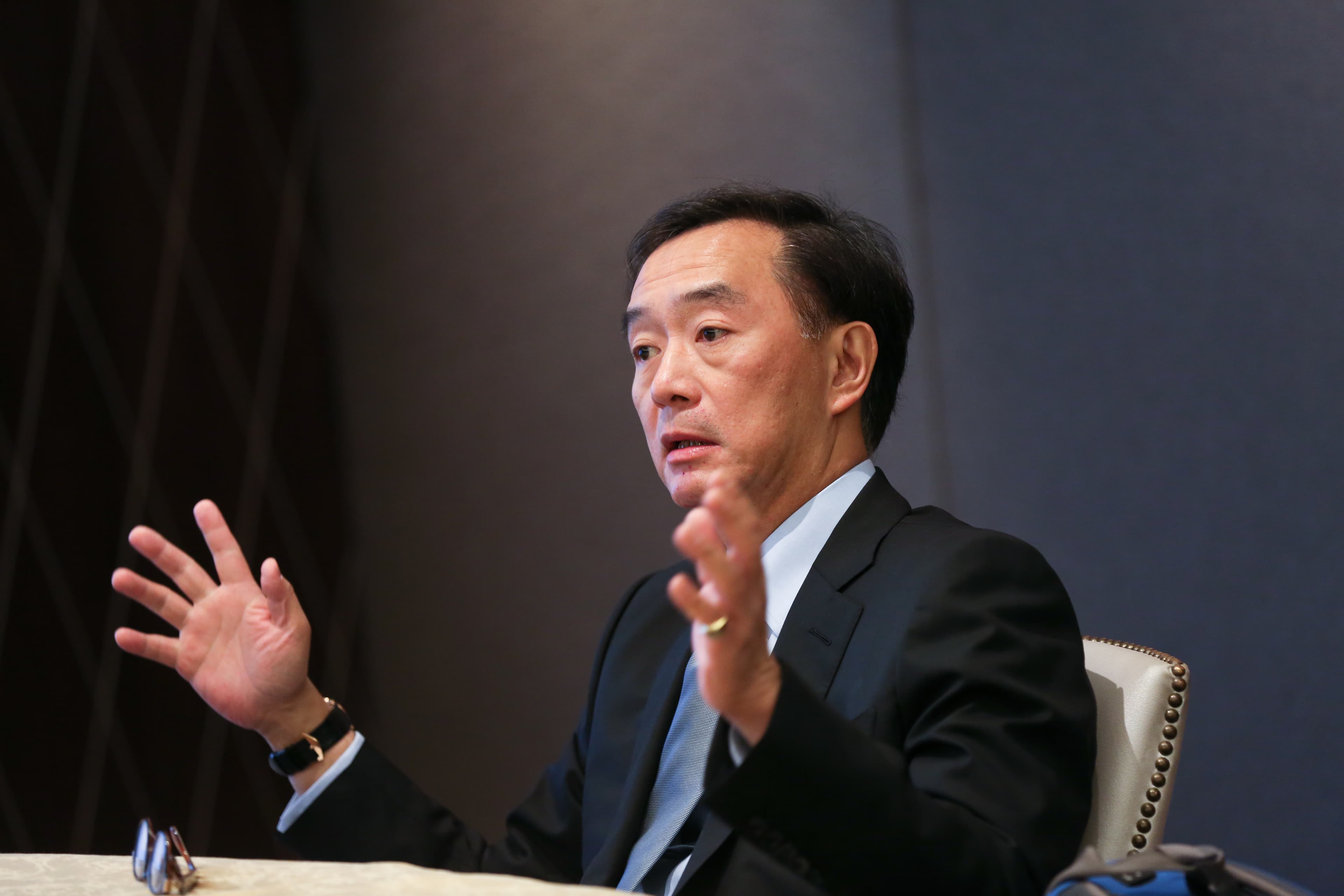 嚴凱泰生前接受本刊專訪時曾透露，嚴陳莉蓮個性拘謹，做事一板一眼。