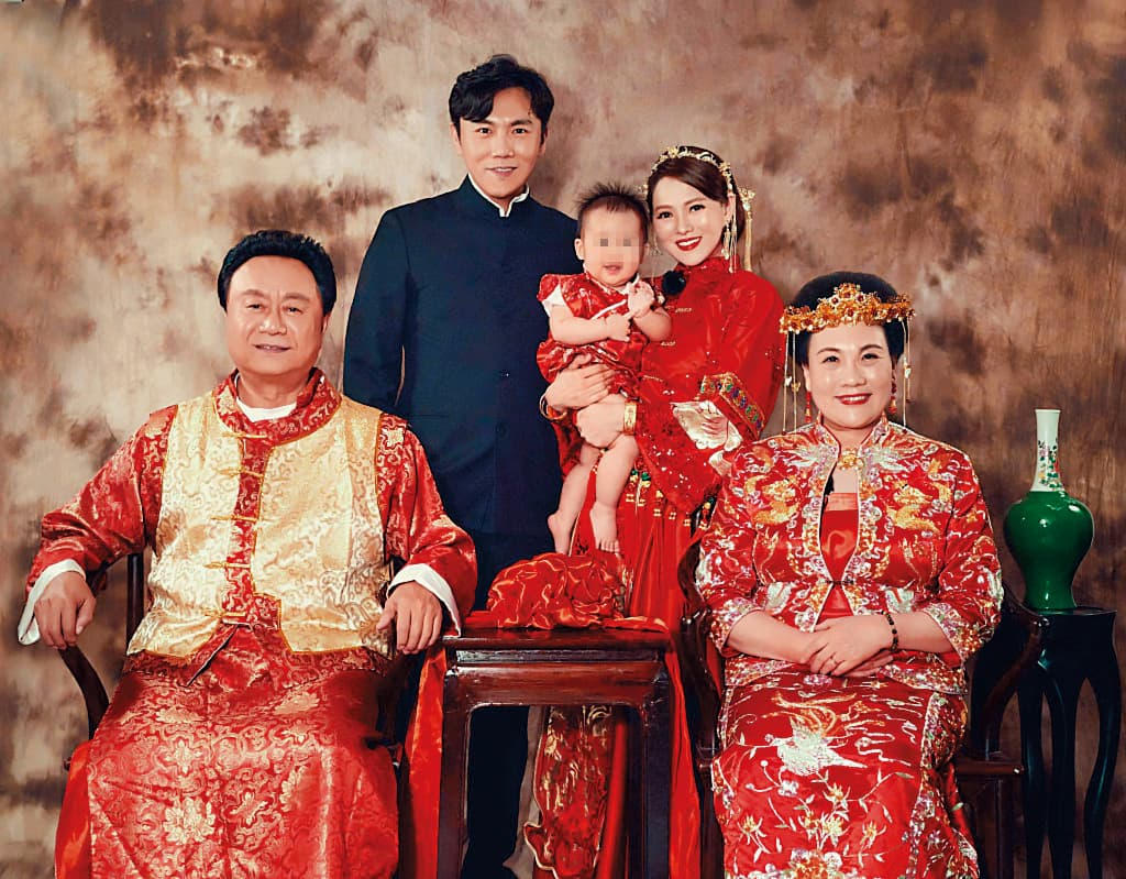 伊能靜（右2）曾上網聊婆媳之道，表示：「我的婆婆（秦昊母親，右1）是個特別會聆聽，並且正能量滿滿的人，所以米粒媽生活裡沒這些問題。」（翻攝自伊能靜微博）