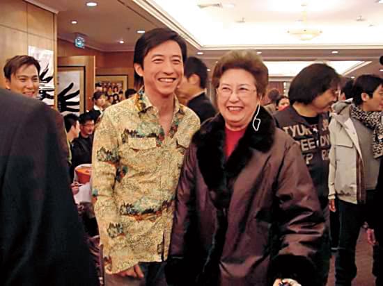 哈林（左）的媽媽張正芬（右）影響他的私生活甚鉅。（翻攝自新浪）