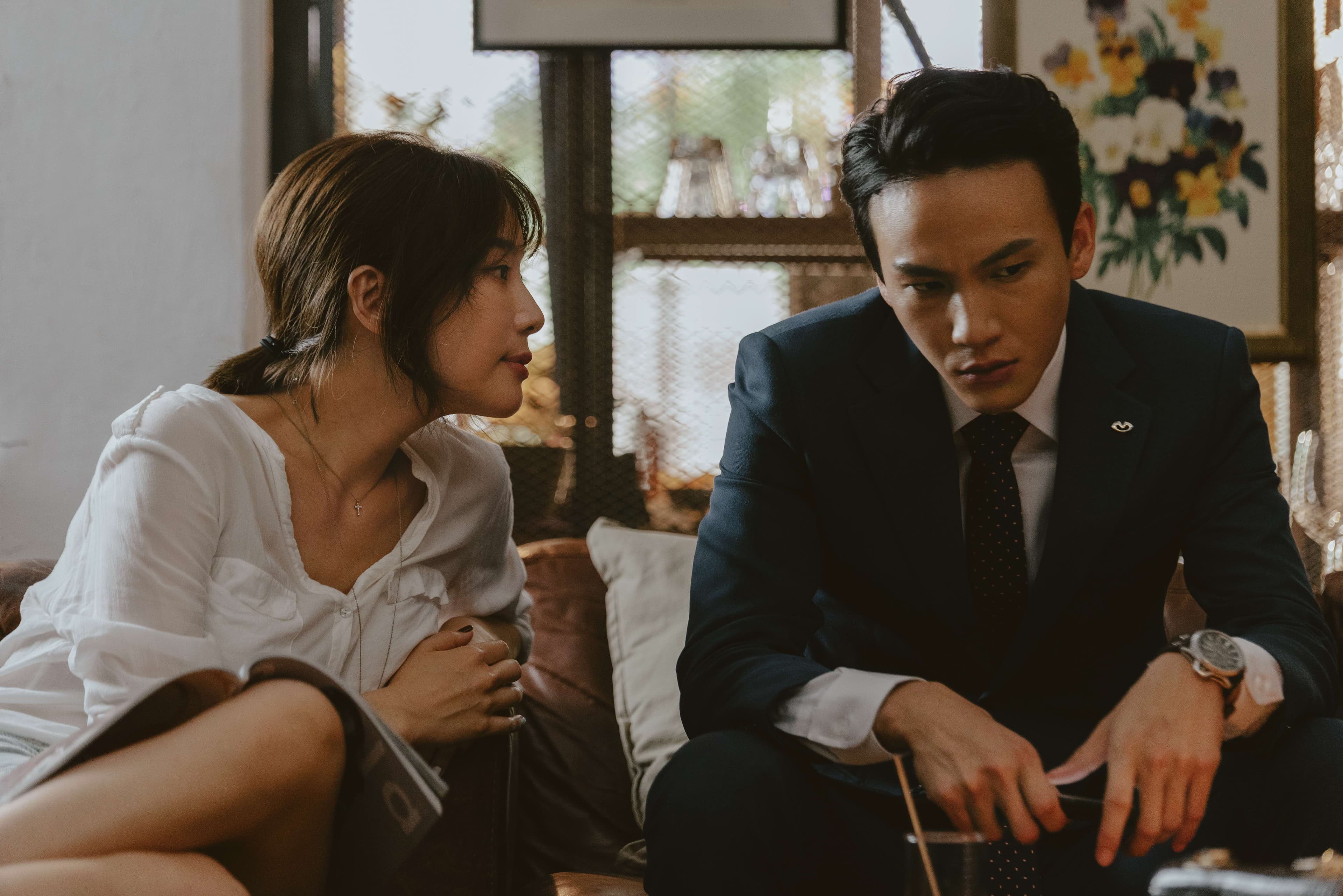 在公視《噬罪者》內蔡淑臻挑戰演出偷吃小鮮肉曹晏豪的人妻。（公視提供）