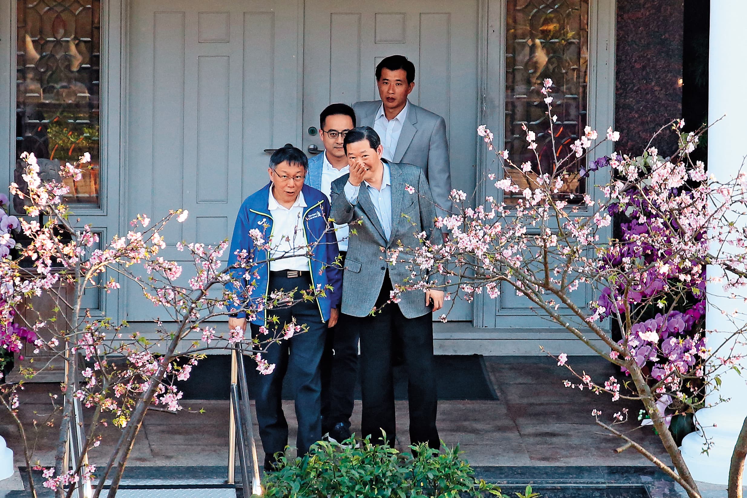 本刊十二日直擊柯文哲（左）赴翠山莊密訪李登輝，當天柯還特別慎重，不穿運動鞋改穿皮鞋。