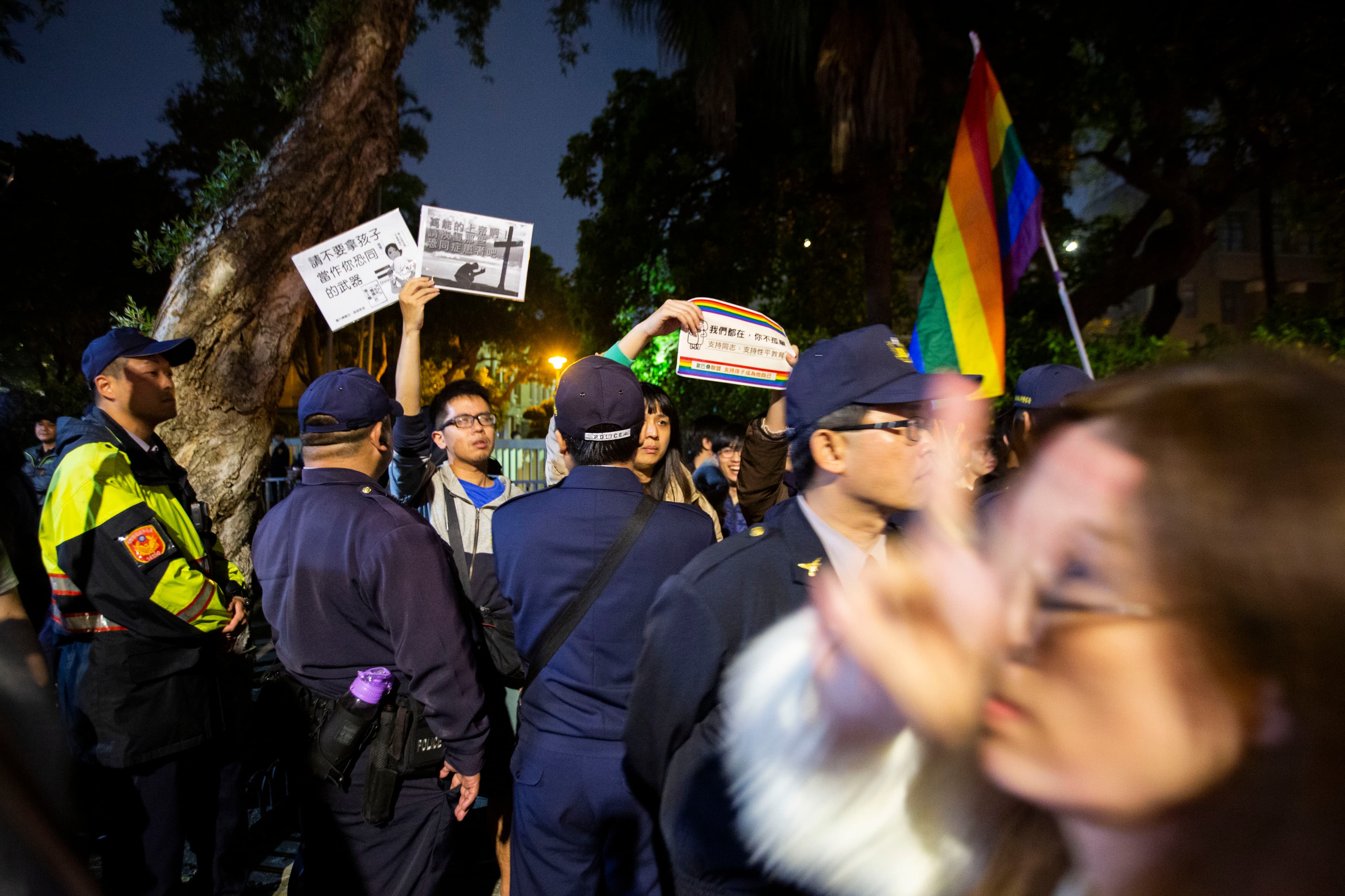 活動進行過程中有聲援婚姻平權人士到場表態，一位反同民眾行經前方時對鏡頭比出勝利手勢。