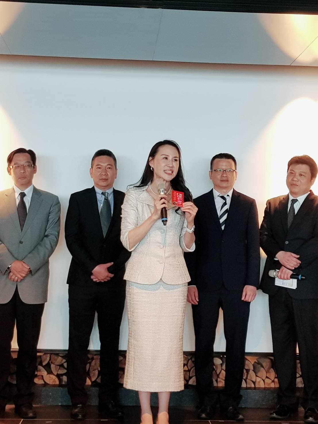 遠雄房地產總經理張麗蓉（前）以「持續成長、房市看溫穩」評估2019年房市，預期自家銷售成長10％。