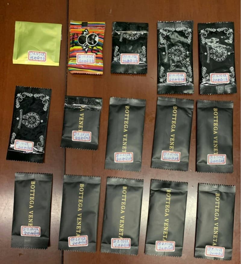 警方在陳男的紙袋內起出一堆毒品。（警方提供）