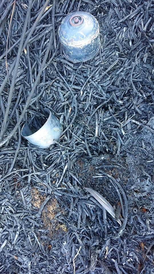 雪霸國家公園於災後清查火場，發現可能是過去遭山友遺留的廢棄瓦斯罐及器具。（圖取自雪霸國家公園登山資訊分享站臉書）