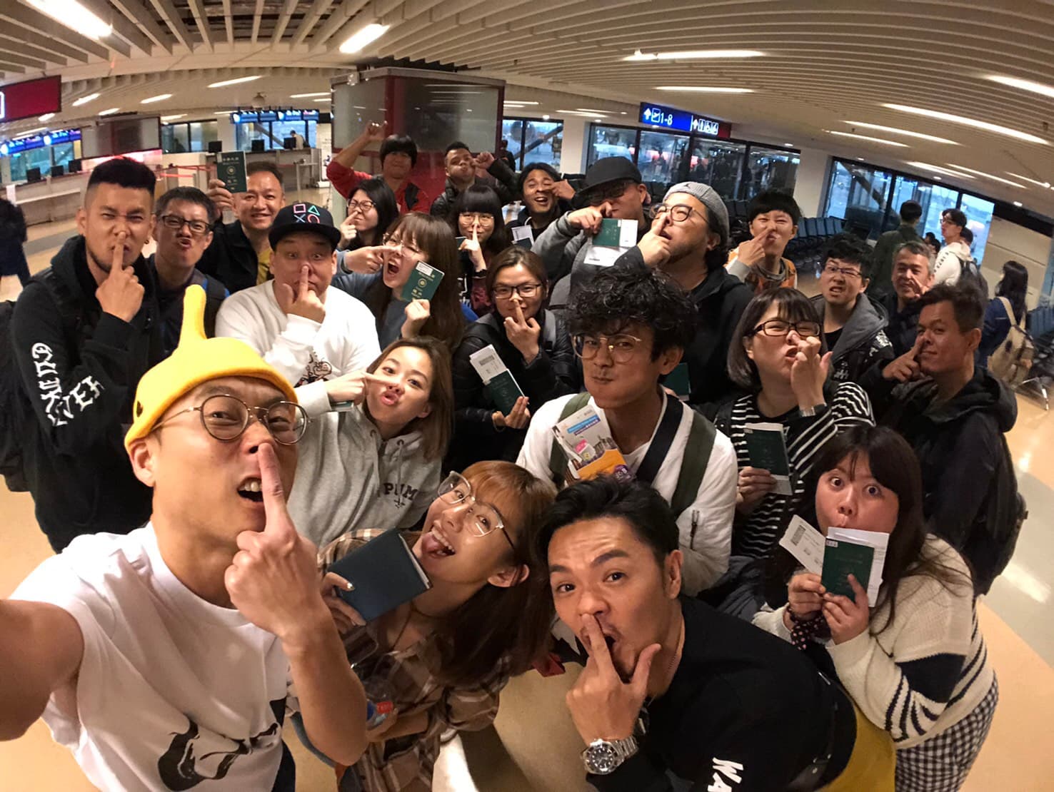 民視《綜藝新時代》為了體恤浩角翔起，特別企劃「香港旅遊大亨」，帶眾人前往香港錄影。（民視提供）