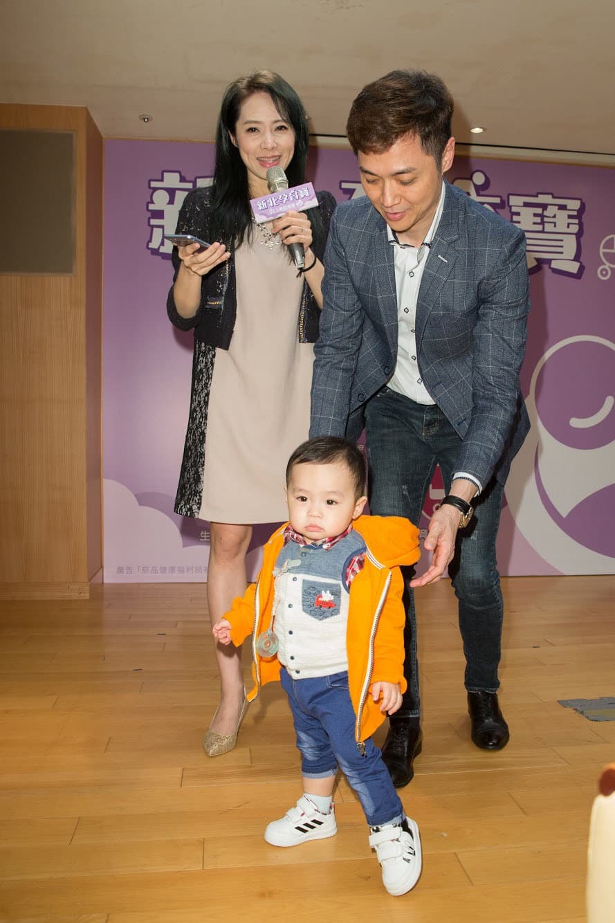 宋達民、老婆洪百榕和乖寶出席記者會。
