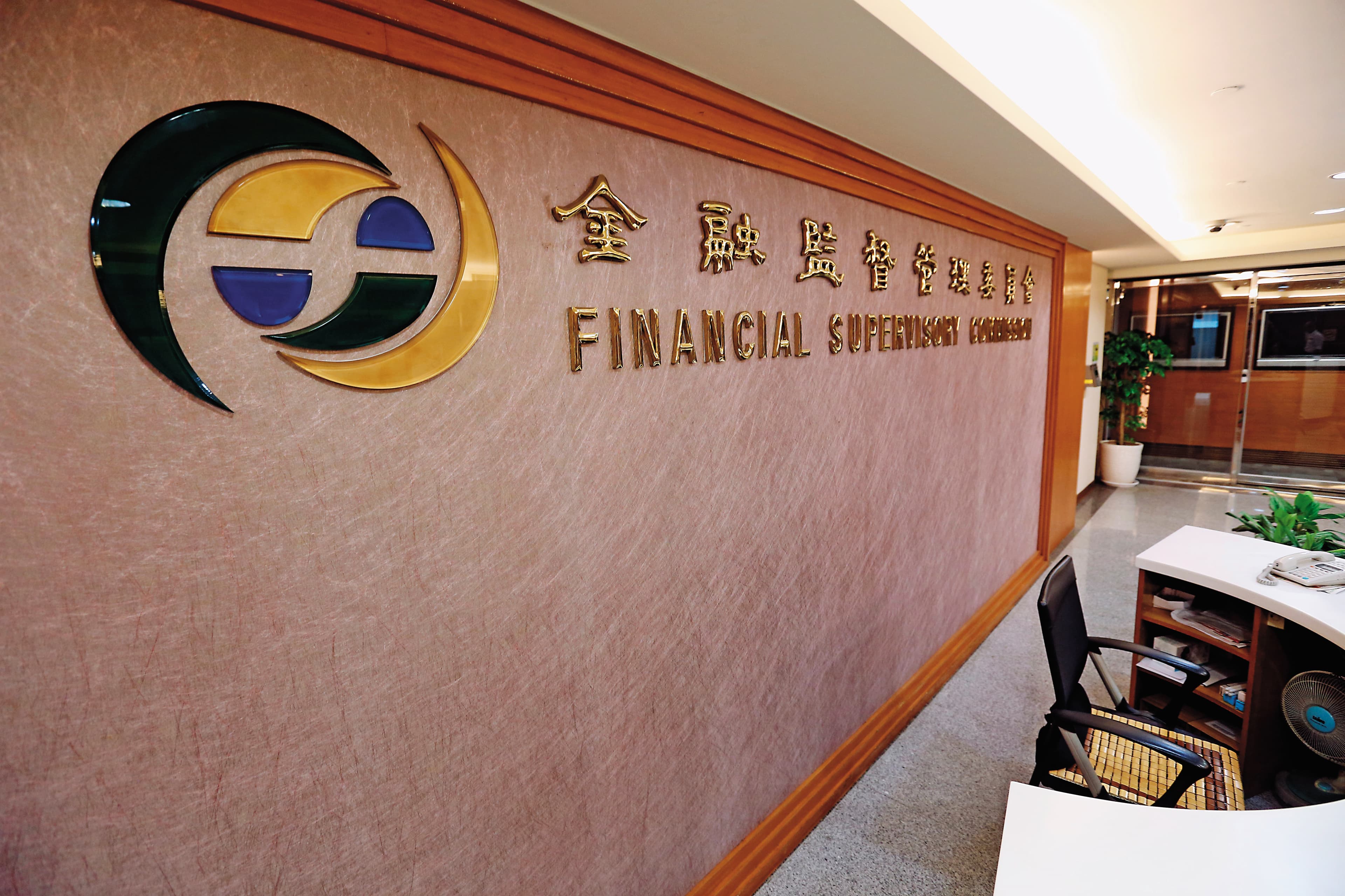 金管會主委顧立雄打算全面對民營金控大股東起底，了解金控持股結構。