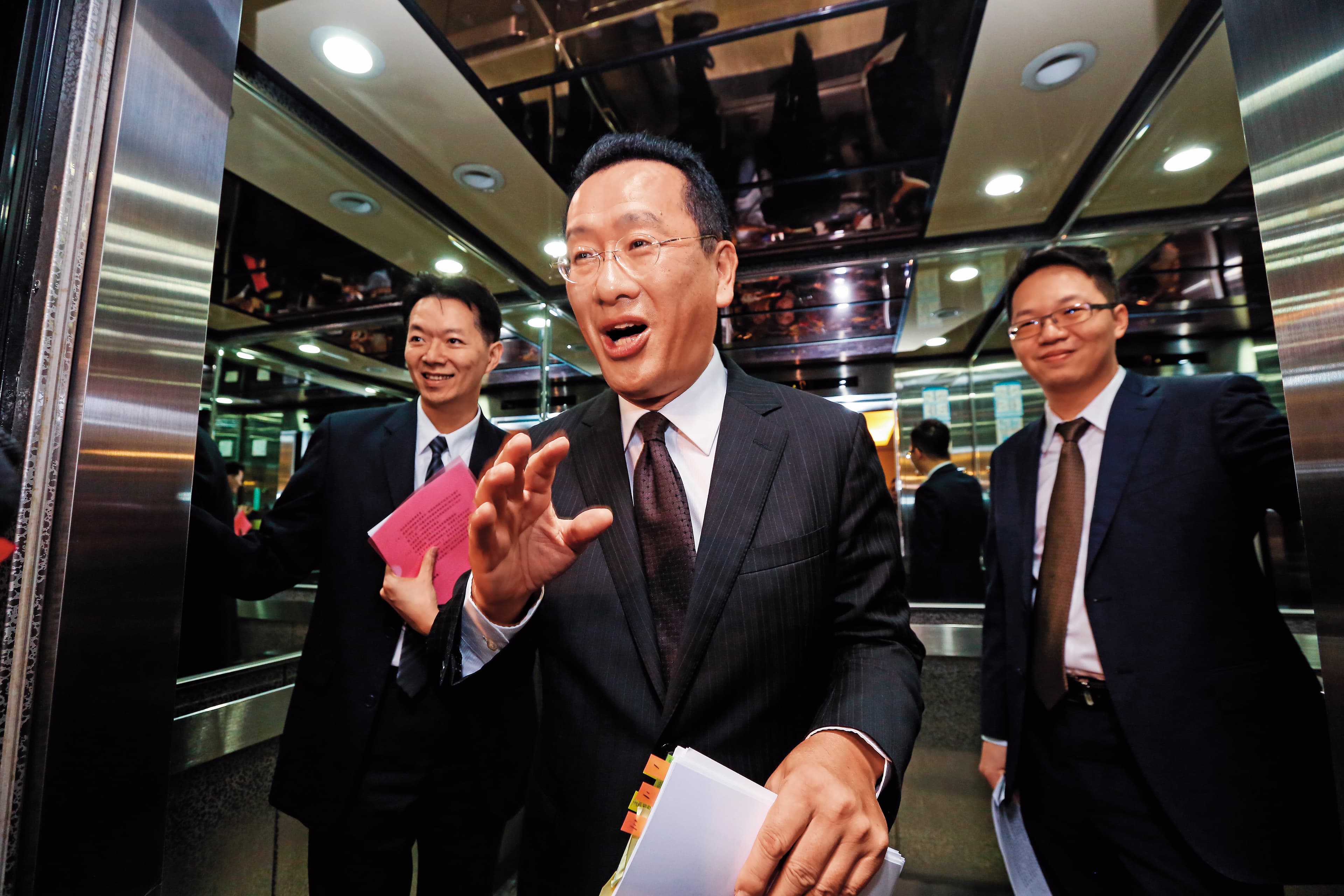 顧立雄（中）坦言：「民營金控大股東正逐步約談，接下來銀行和保險業也都會比照辦理。」