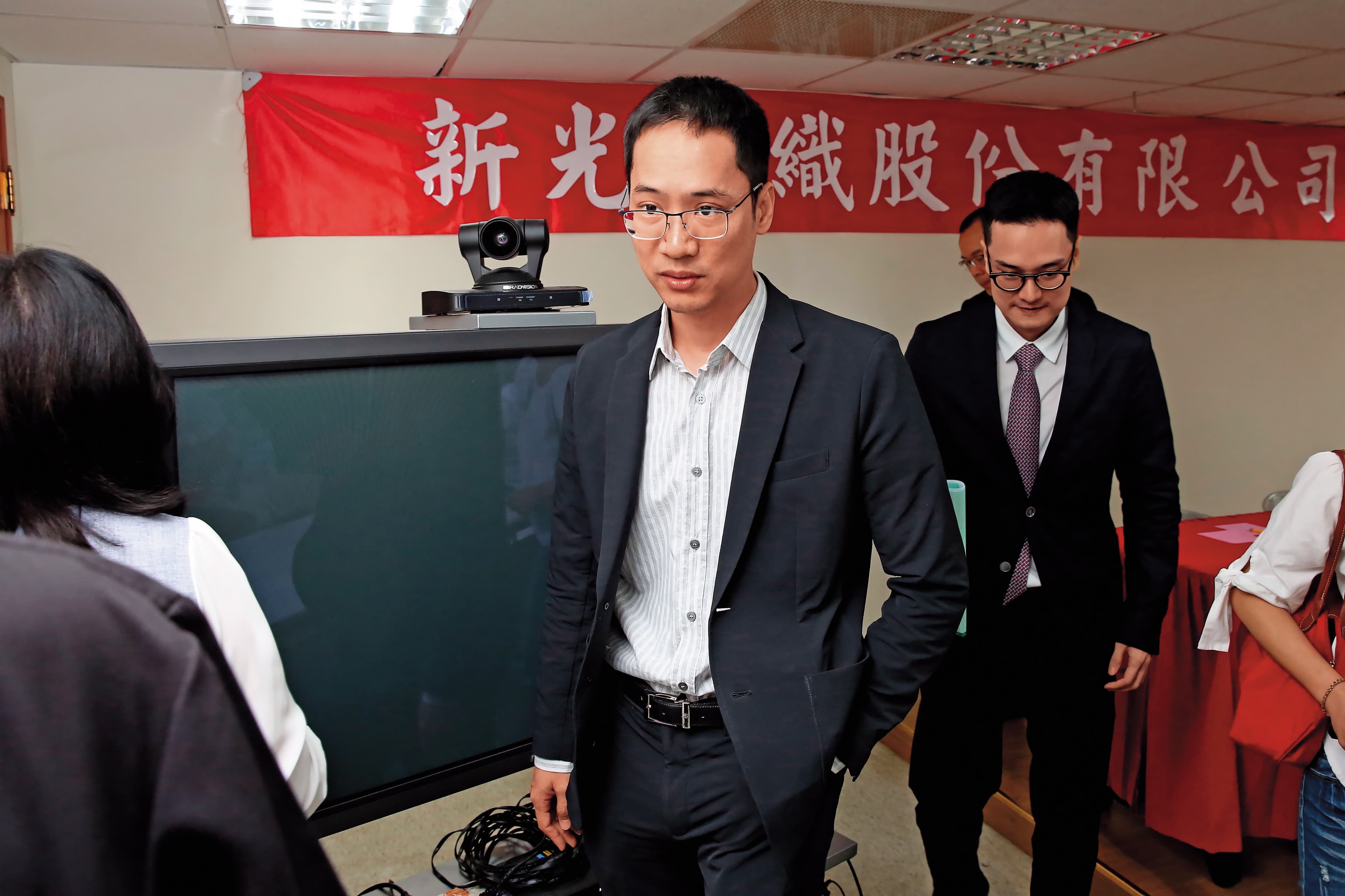 新紡前年改選董監，意外引爆金管會決定徹查金控股權結構。左起為新產董事長吳昕紘、新光紡織董座吳昕恩。