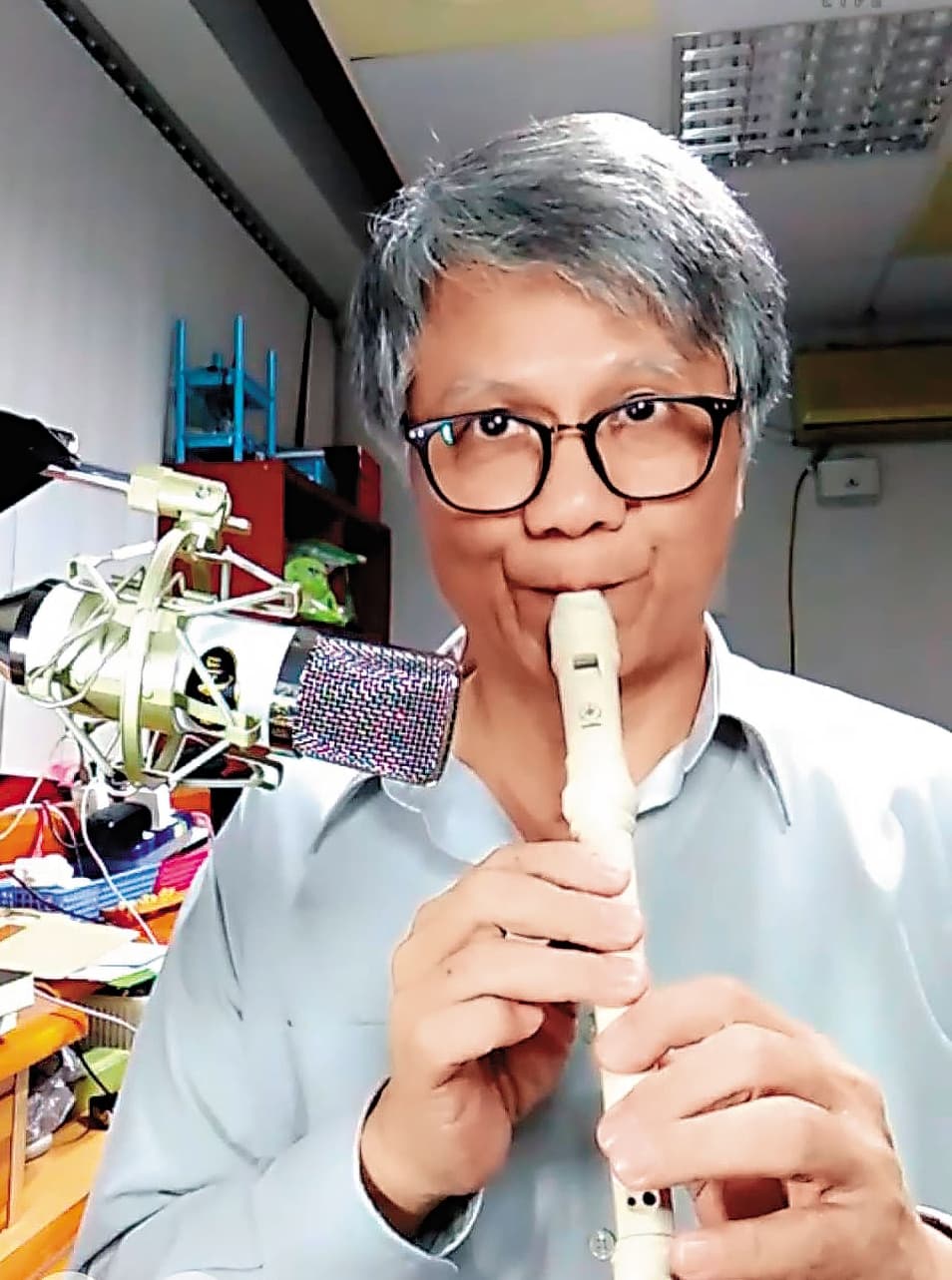 台北市長參選人吳蕚洋2月15日首度直播，使出渾身解數，還表演直笛吹奏。（翻攝浪Live）