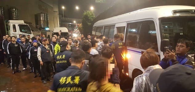 移民署將22名非法移工押送上車。（移民署提供）