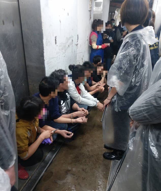 業者僱用非法移工，趁深夜上工。（移民署提供）