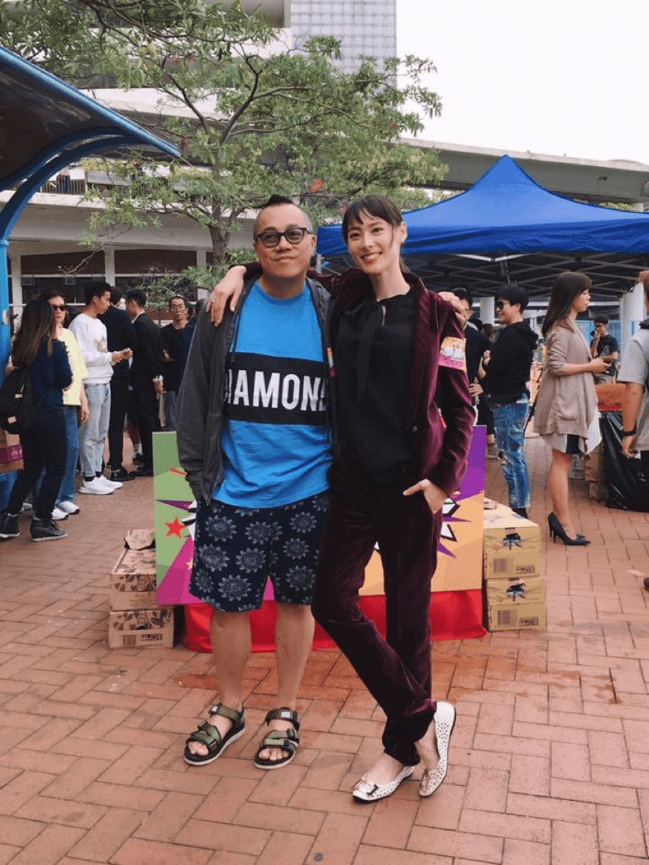 導演彭浩翔與梁洛施（右）時隔十二年再度合作新片《恭喜八婆》。（華映提供）
